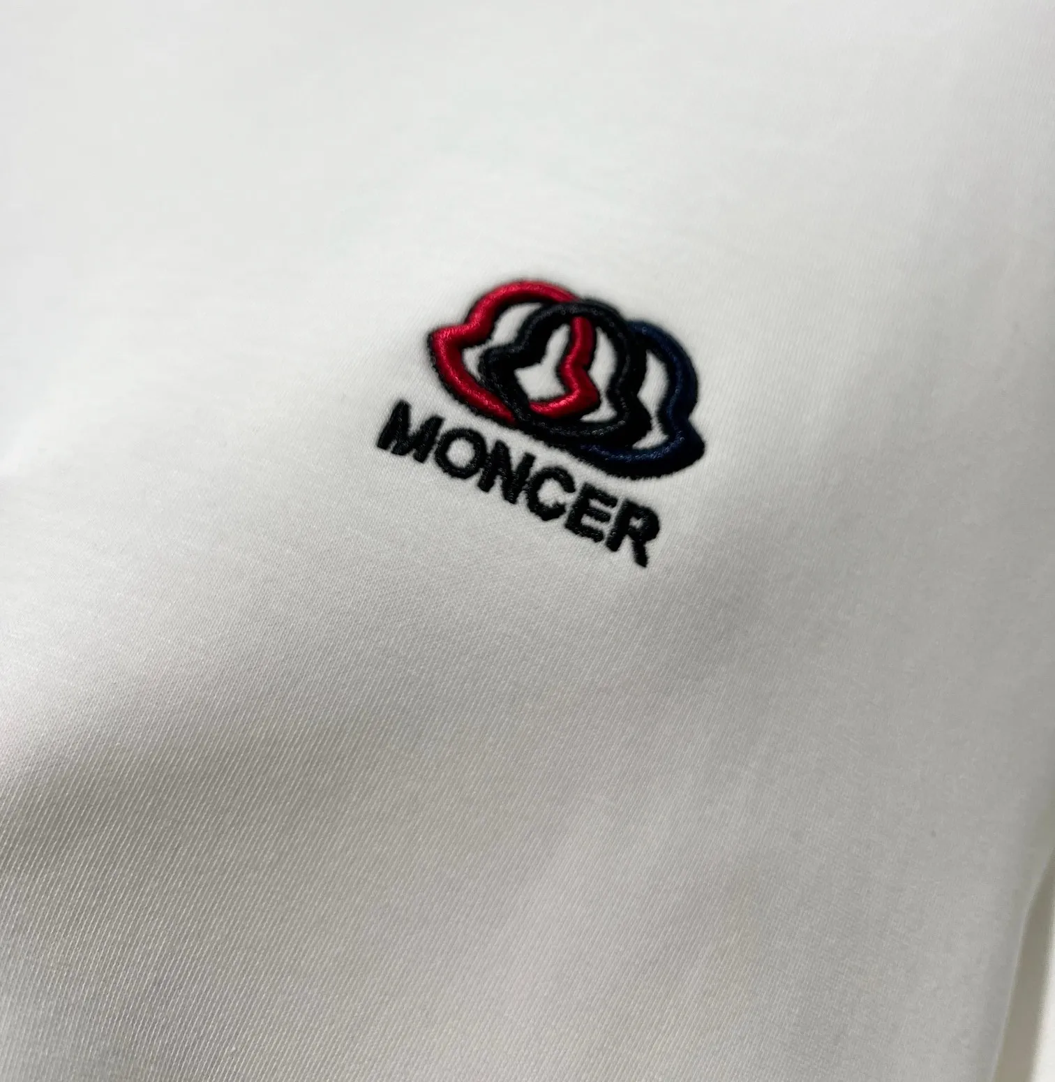 P220 MONCLER/muzzle 2025Fw new autumn and winter style small color-blocked embroidered logo letters on the chest, same style for men and women, simple pullover round neck long-sleeved T-shirt, technology: imported Behringer embroidery machine embroidery technology, brand classic, long-staple cotton fabric, official synchronization, high version, high quality, fashionable personality, versatile trend, pure original quality, original fabric, hang tag, collar label, washed wheat, three complete labels, color: black. white. Size: M-3XL