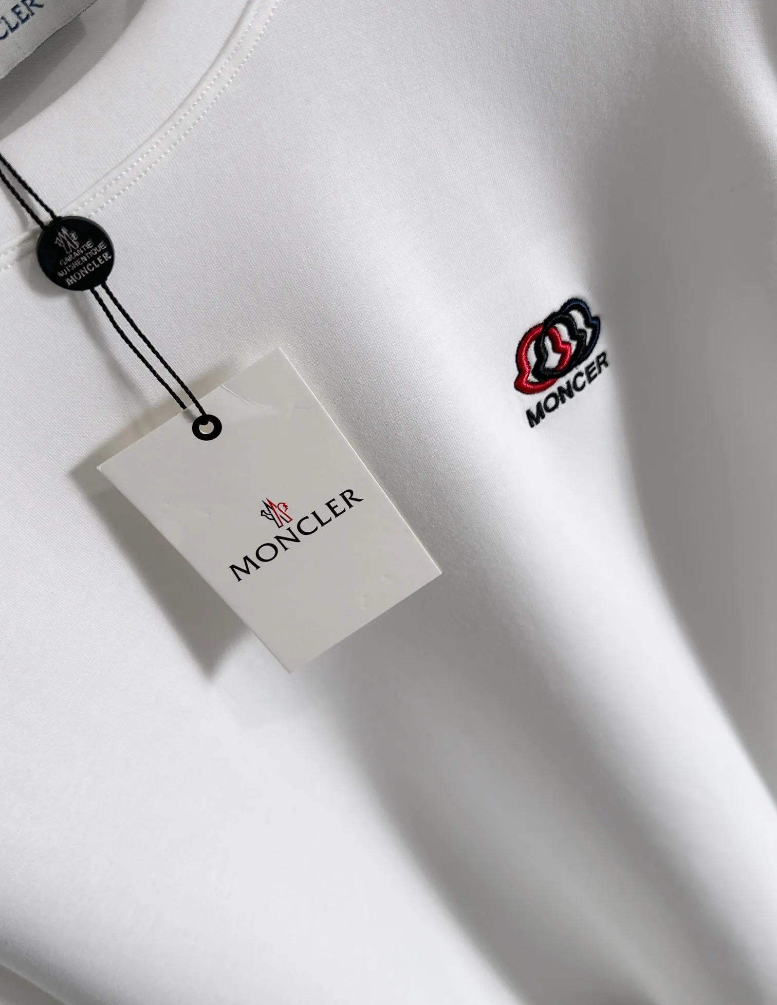 P220 MONCLER/muzzle 2025Fw new autumn and winter style small color-blocked embroidered logo letters on the chest, same style for men and women, simple pullover round neck long-sleeved T-shirt, technology: imported Behringer embroidery machine embroidery technology, brand classic, long-staple cotton fabric, official synchronization, high version, high quality, fashionable personality, versatile trend, pure original quality, original fabric, hang tag, collar label, washed wheat, three complete labels, color: black. white. Size: M-3XL
