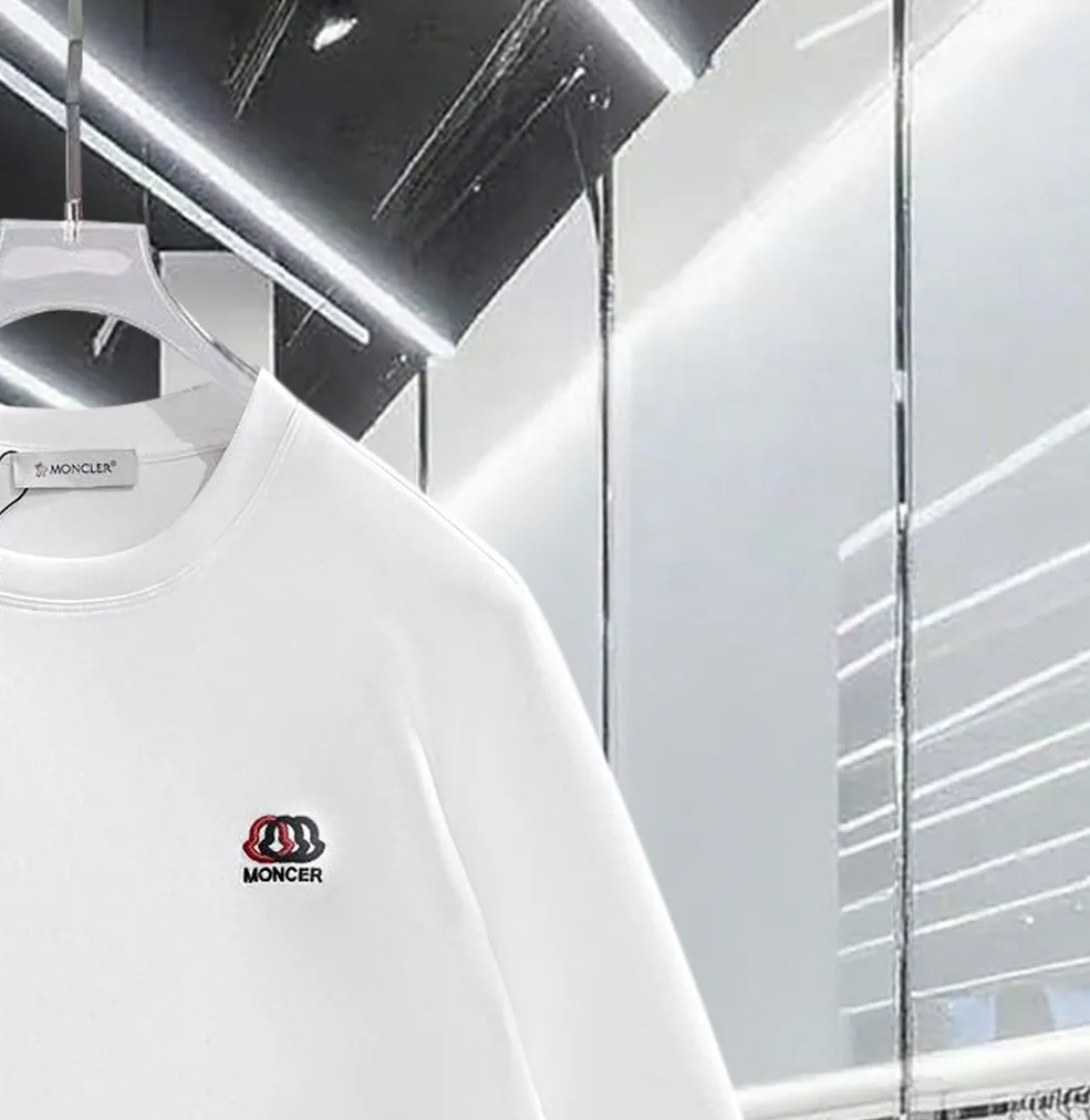P220 MONCLER/muzzle 2025Fw new autumn and winter style small color-blocked embroidered logo letters on the chest, same style for men and women, simple pullover round neck long-sleeved T-shirt, technology: imported Behringer embroidery machine embroidery technology, brand classic, long-staple cotton fabric, official synchronization, high version, high quality, fashionable personality, versatile trend, pure original quality, original fabric, hang tag, collar label, washed wheat, three complete labels, color: black. white. Size: M-3XL