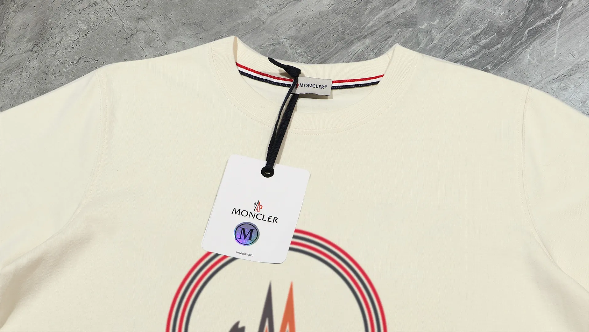 P210 High-version sweatshirt) [Long-term stock] 〖𝐌𝐎𝐍𝐂𝐋𝐄𝐑~Mask〗 Made of 440g heavy-weight fabric. It is different from the market currency. It can be matched with any variety and is properly handsome. 😎The whole dress is made of double waistcoats. The double waistcoats make the whole dress more three-dimensional. Not ordinary factories can do such fine work. 2025 Spring runway version of the T stage, on sale at the counter, round neck terry sweatshirt, high-end double-strand pure cotton, custom-made stretch ribs, dyed in the same vat, complete with three standards, matched with exquisite embroidered LOGO on the chest, simple and advanced, same style for men and women. Color: black, apricot, white, size: S M L XL 2XL