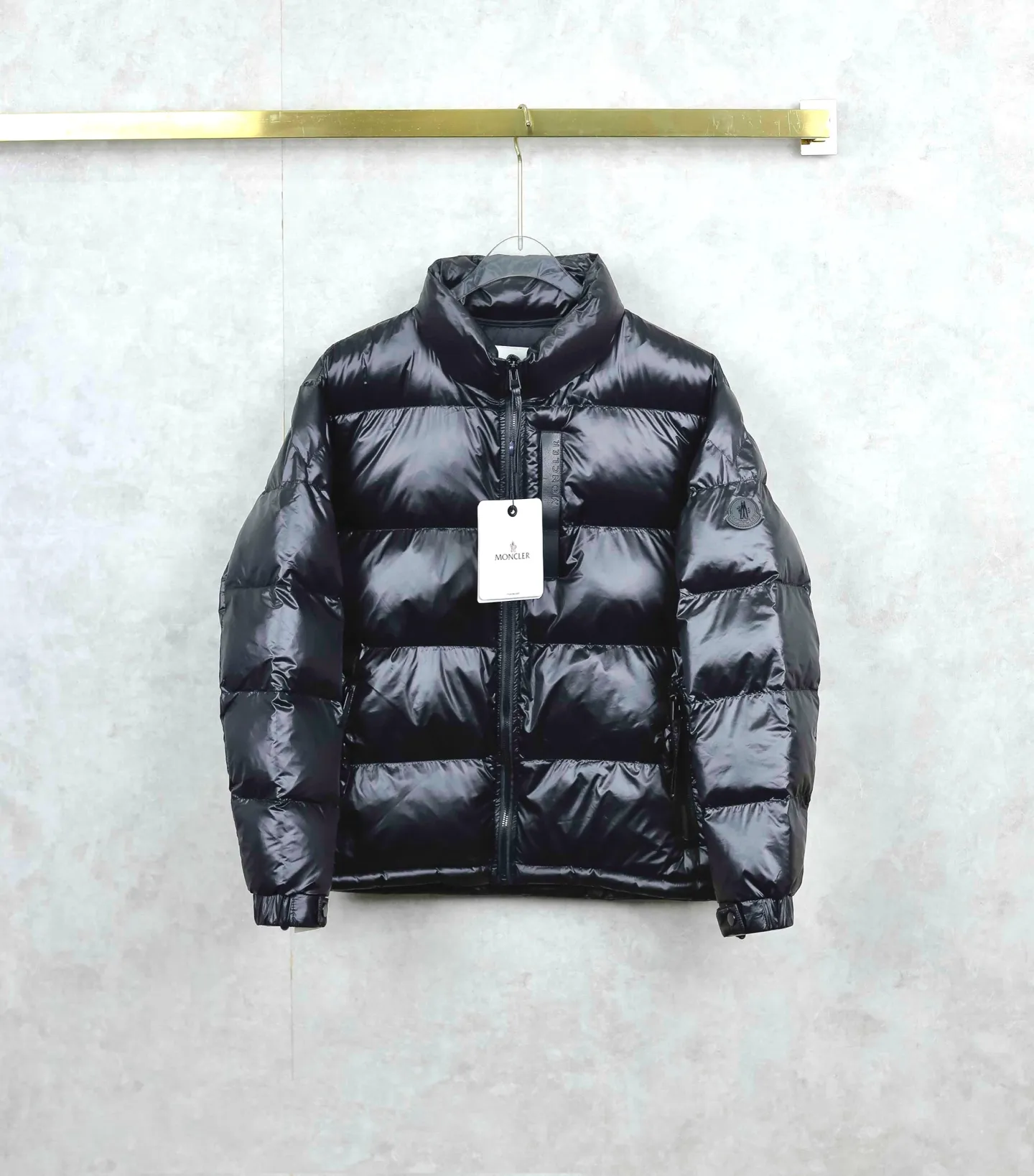 P480 MONCLER/Mongolian classic simple stand-up collar down jacket. High-density weaving, light and tough, warm and lightweight. Perfect for outdoor activities or daily wear. Side pockets and chest pockets are provided for easy access to belongings. The hidden pocket in the lower left corner is more convenient and practical when worn inside. The hem is equipped with a drawstring design, which can be easily adjusted and shaped as you like. A repair kit is included to effectively prevent tears and protect the filling from spilling. Classic stand-up collar design, 2WAY zipper design, free ventilation. Filled with 650FP high-quality duck down inside. Regular fit cut, comfortable and neat. Color: black, khaki, white