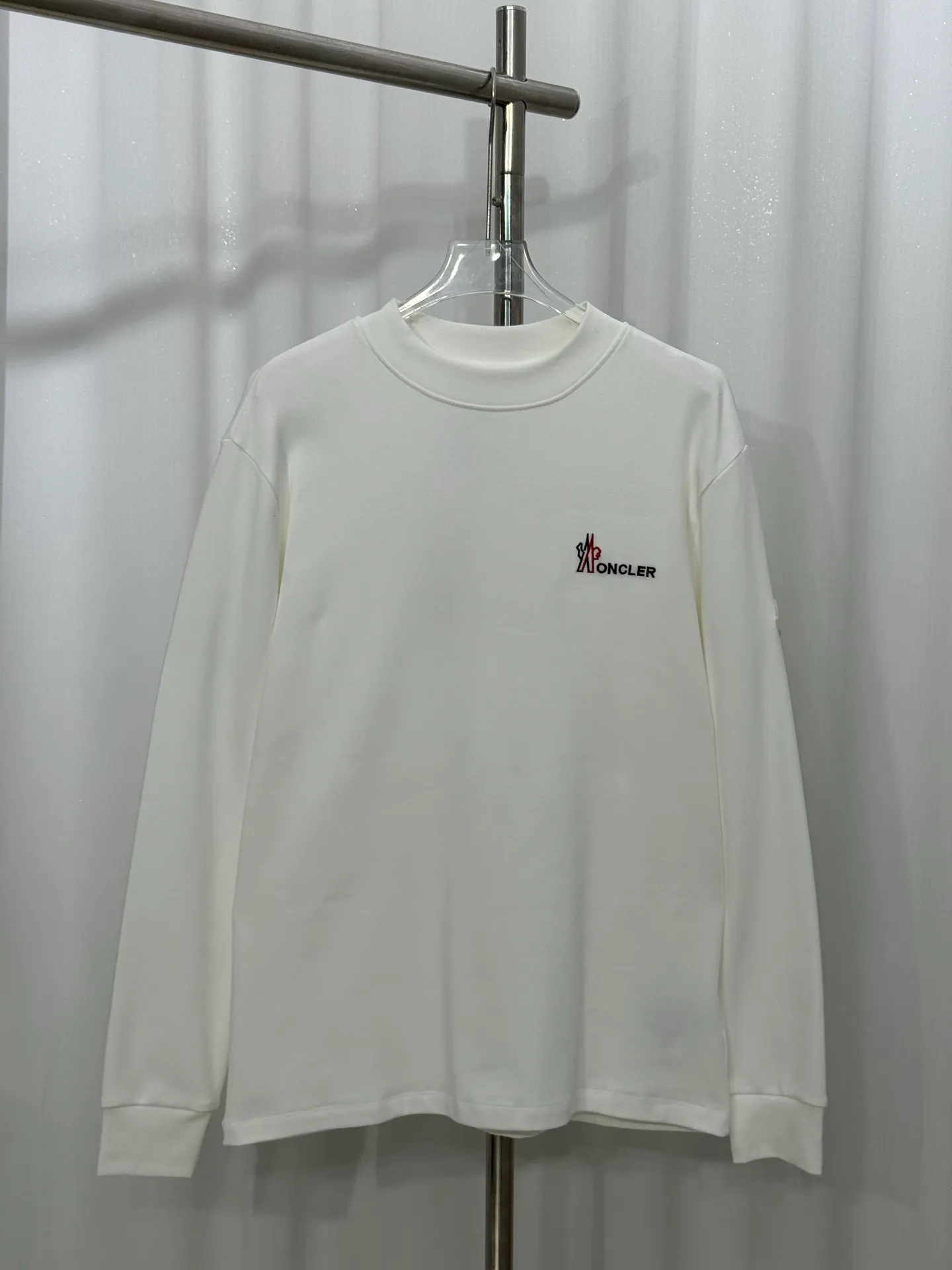 P310 Moncler half-high collar letter embroidered plus velvet long-sleeved bottoming shirt. The fabric is soft. Made of imported high-density double-sided stretch cotton fabric. Same style for men and women. Full details. Original pattern. Size: S-2XL.