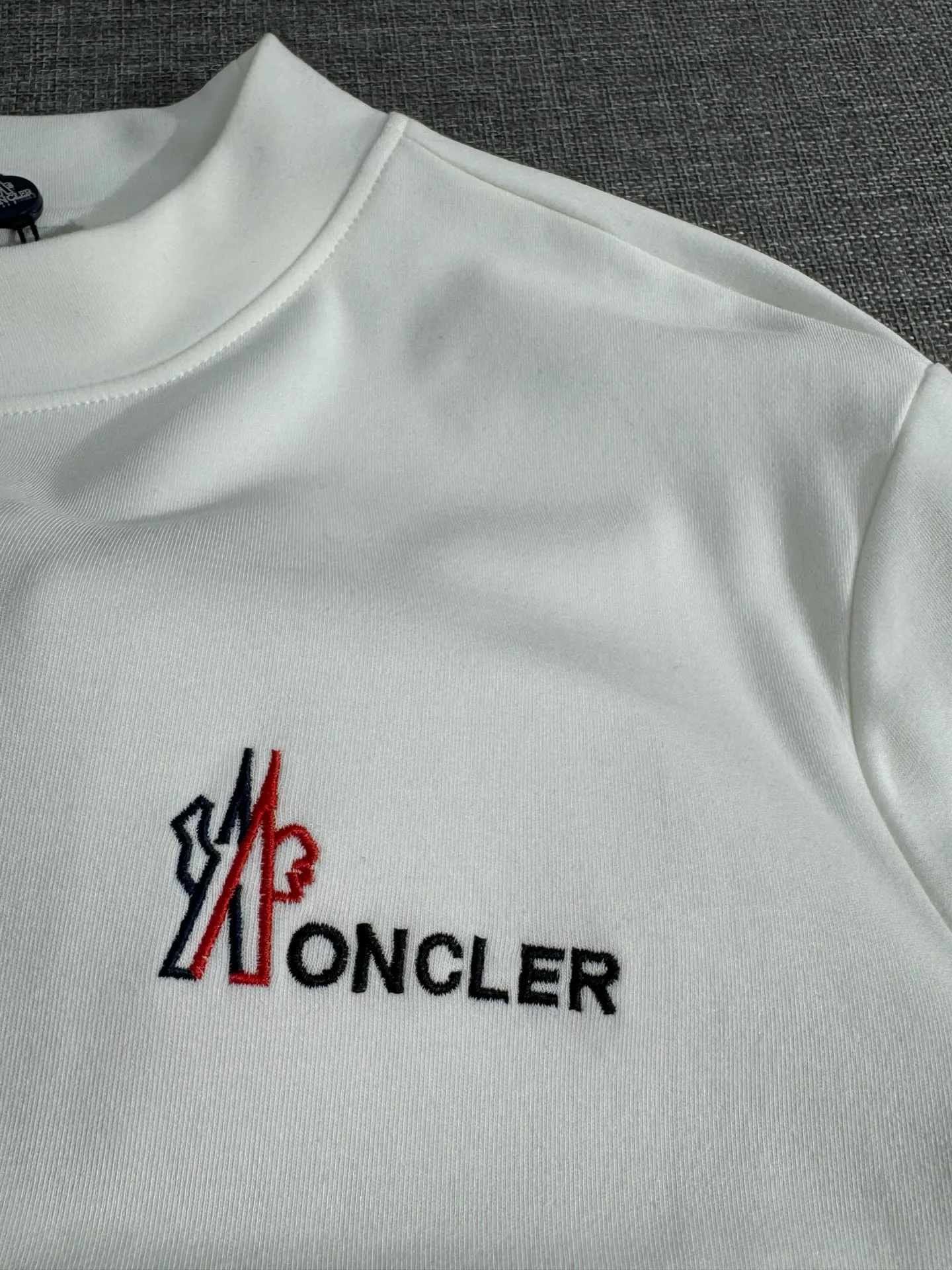 P310 Moncler half-high collar letter embroidered plus velvet long-sleeved bottoming shirt. The fabric is soft. Made of imported high-density double-sided stretch cotton fabric. Same style for men and women. Full details. Original pattern. Size: S-2XL.