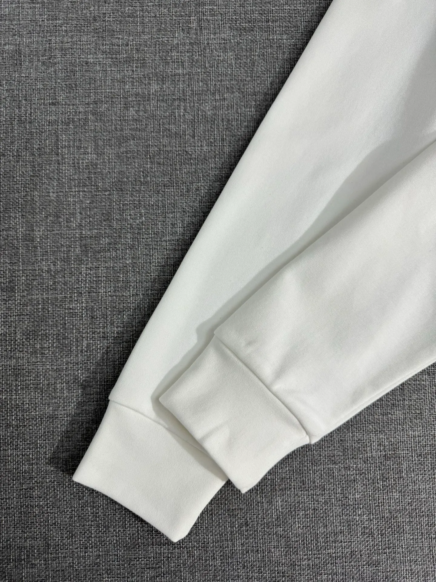 P310 Moncler half-high collar letter embroidered plus velvet long-sleeved bottoming shirt. The fabric is soft. Made of imported high-density double-sided stretch cotton fabric. Same style for men and women. Full details. Original pattern. Size: S-2XL.