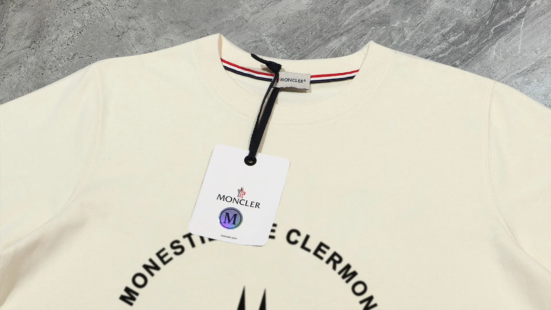 P210 High-version sweatshirt) [Long-term stock] 〖𝐌𝐎𝐍𝐂𝐋𝐄𝐑~Mask〗 Made of 440g heavy-weight fabric. It is different from the market currency. It can be matched with any variety and is properly handsome. 😎The whole dress is made of double waistcoats. The double waistcoats make the whole dress more three-dimensional. Not ordinary factories can do such fine work. 2025 Spring runway version of the T stage, on sale at the counter, round neck terry sweatshirt, high-end double-strand pure cotton, custom-made stretch ribs, dyed in the same vat, complete with three standards, matched with exquisite embroidered LOGO on the chest, simple and advanced, same style for men and women. Color: black, apricot, white, size: S M L XL 2XL