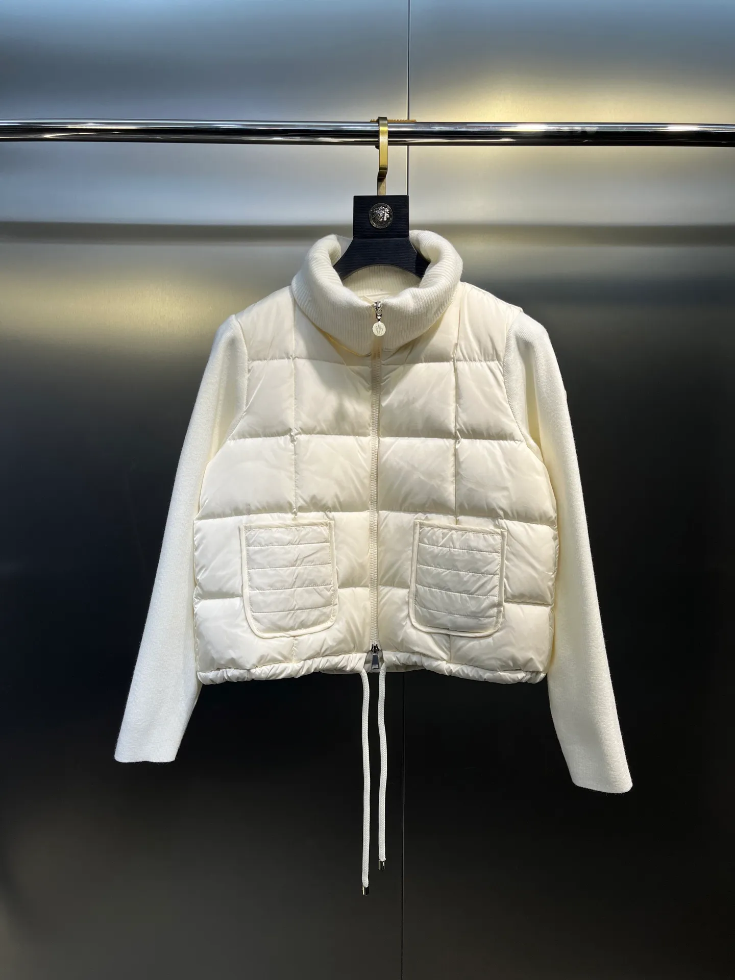 P580 Moncler 24 autumn and winter women's Cardigan stand-up collar spliced ​​knitted down doll style short down knitted material on the back sleeves makes the upper body slimmer Spliced ​​down jacket keeps warm and reduces age Bread square checkered downed upper body is simple and fashionable Hem drawstring design Adjustable version Can be worn alone or layered Color: black milk white Size: S-M-L-XL