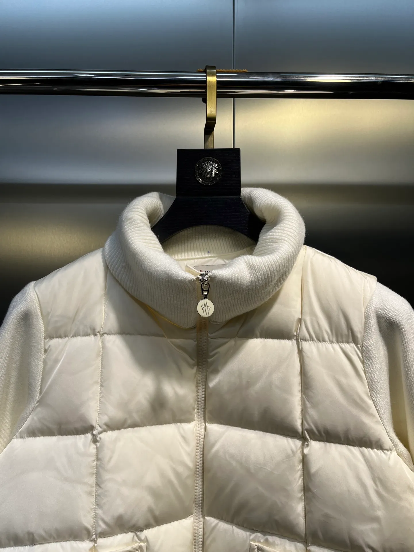 P580 Moncler 24 autumn and winter women's Cardigan stand-up collar spliced ​​knitted down doll style short down knitted material on the back sleeves makes the upper body slimmer Spliced ​​down jacket keeps warm and reduces age Bread square checkered downed upper body is simple and fashionable Hem drawstring design Adjustable version Can be worn alone or layered Color: black milk white Size: S-M-L-XL