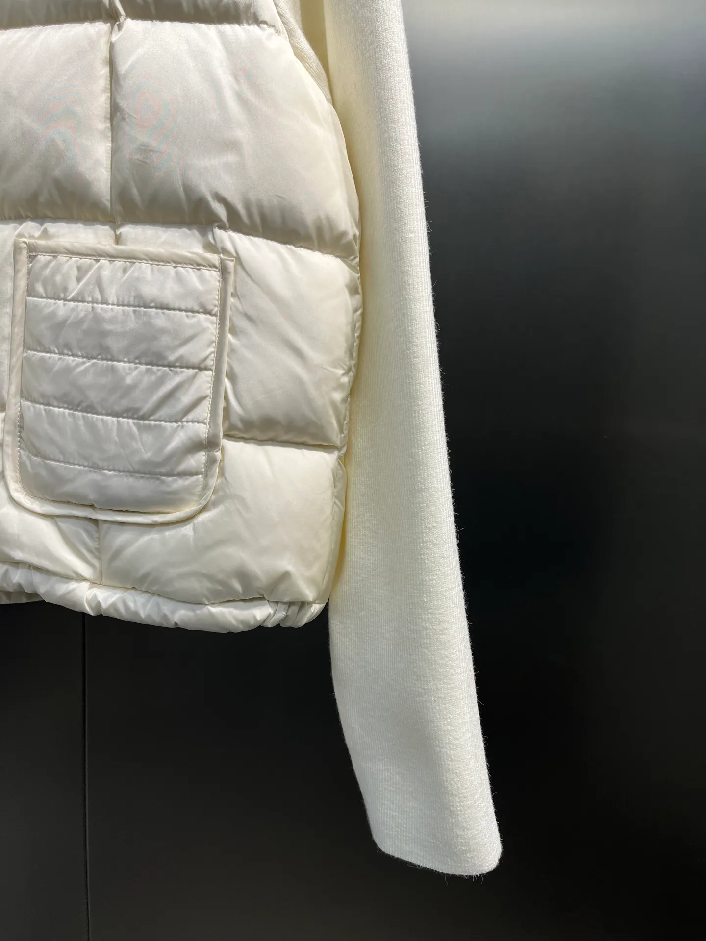 P580 Moncler 24 autumn and winter women's Cardigan stand-up collar spliced ​​knitted down doll style short down knitted material on the back sleeves makes the upper body slimmer Spliced ​​down jacket keeps warm and reduces age Bread square checkered downed upper body is simple and fashionable Hem drawstring design Adjustable version Can be worn alone or layered Color: black milk white Size: S-M-L-XL