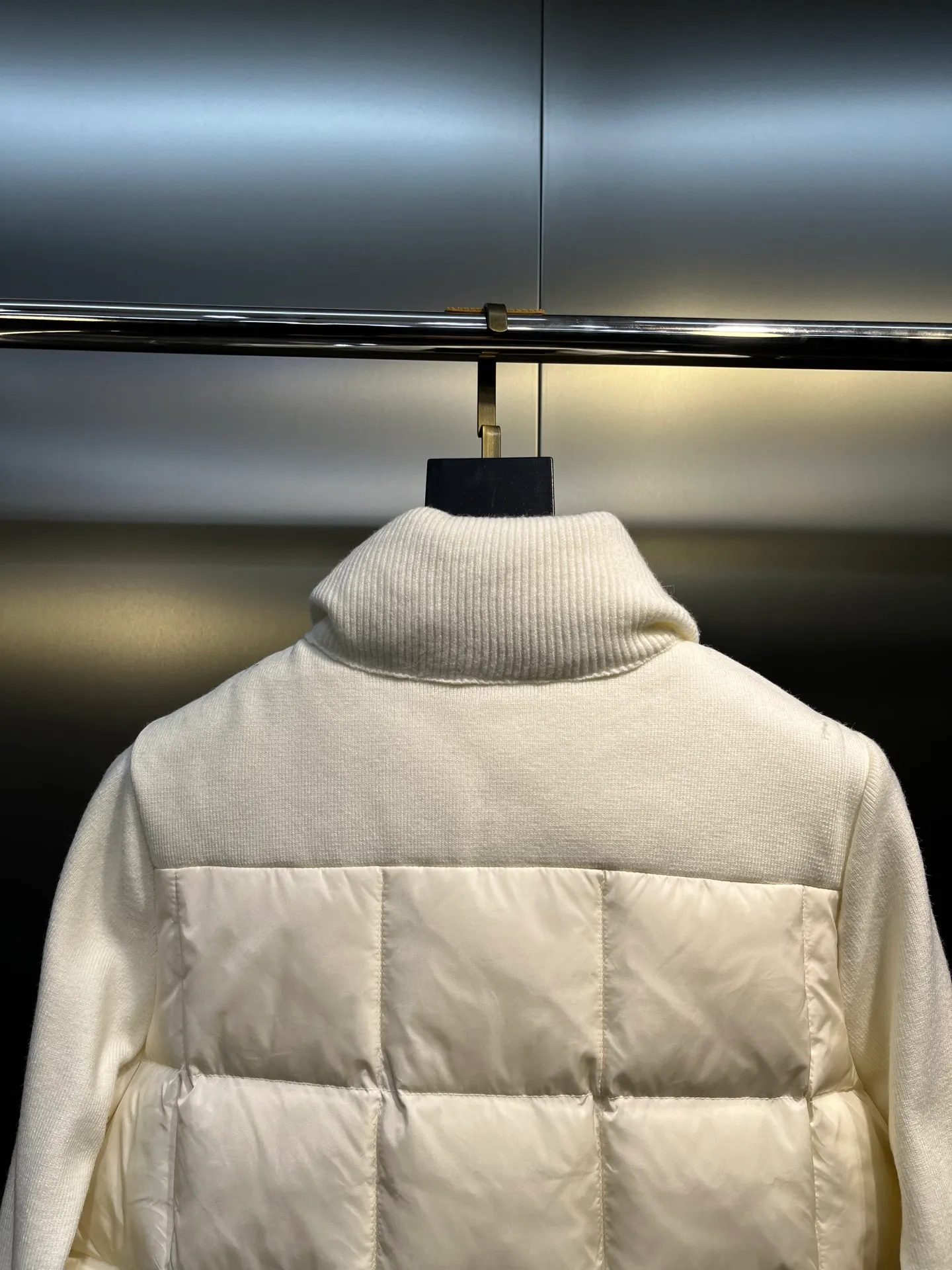 P580 Moncler 24 autumn and winter women's Cardigan stand-up collar spliced ​​knitted down doll style short down knitted material on the back sleeves makes the upper body slimmer Spliced ​​down jacket keeps warm and reduces age Bread square checkered downed upper body is simple and fashionable Hem drawstring design Adjustable version Can be worn alone or layered Color: black milk white Size: S-M-L-XL