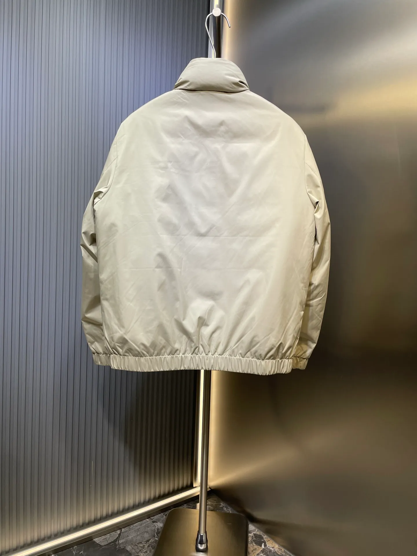 P960 Moncler 🌟Down Jacket 2025 latest fashion designer down jacket. Every detail shows high-end craftsmanship. The design changes of structural tailoring show the diverse image changes of men. It is slim and neat, and tailored to meet the current popular multi-layered wear. Versatile style for life. G8646 Code number: 12345