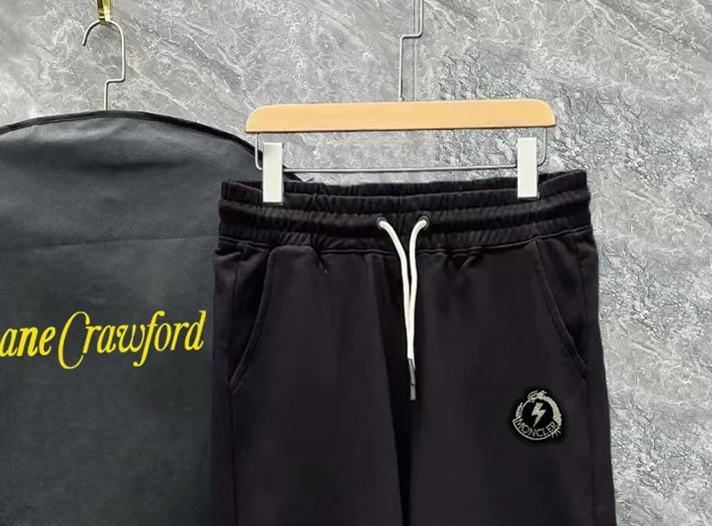 💰230 ✨MONCLER Meng Mouth SS spring and summer show style. Slim-fitting lines with exquisite logo and simple logo shorts. Domestic OEM exports. Supply top brand fabrics. 360g weight. Compatible with all body shapes. Black and white drawstring design on waist elastic band. Customized drawstring pockets with diagonal pocket design on both sides. There is also a small pocket at the rear. Color: black gray. Size S-XL