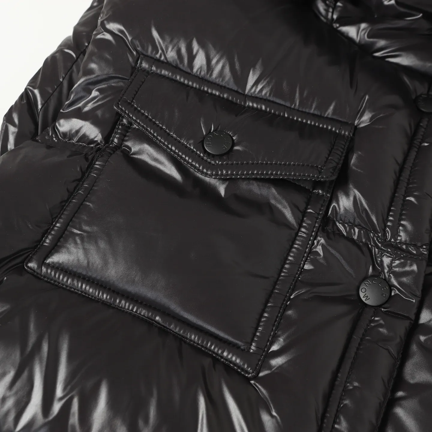 P740 Women's Style] Moncler/Mask Women's Hooded Down Vest Fabric selection: Made of super laque (super lacquered fabric), a material that achieves a high-gloss effect through a special process. Its core lies in surface coating technology rather than nylon made of natural fiber itself. It has a certain hardness, high gloss, and waterproof properties.  Lining fabric selection: Nylon lining has smooth surface, good softness, lighter weight, and has certain strength and wear resistance.  High-quality filling: Made of national standard 90 white duck down, with a filling capacity of 190 grams to ensure excellent warmth retention. The down has been strictly screened and processed and is not easy to drill, ensuring durability.  Accessories: One-to-one customized three-label, One-to-one customized badges, One-to-one customized buttons, SIZE: S/M/L