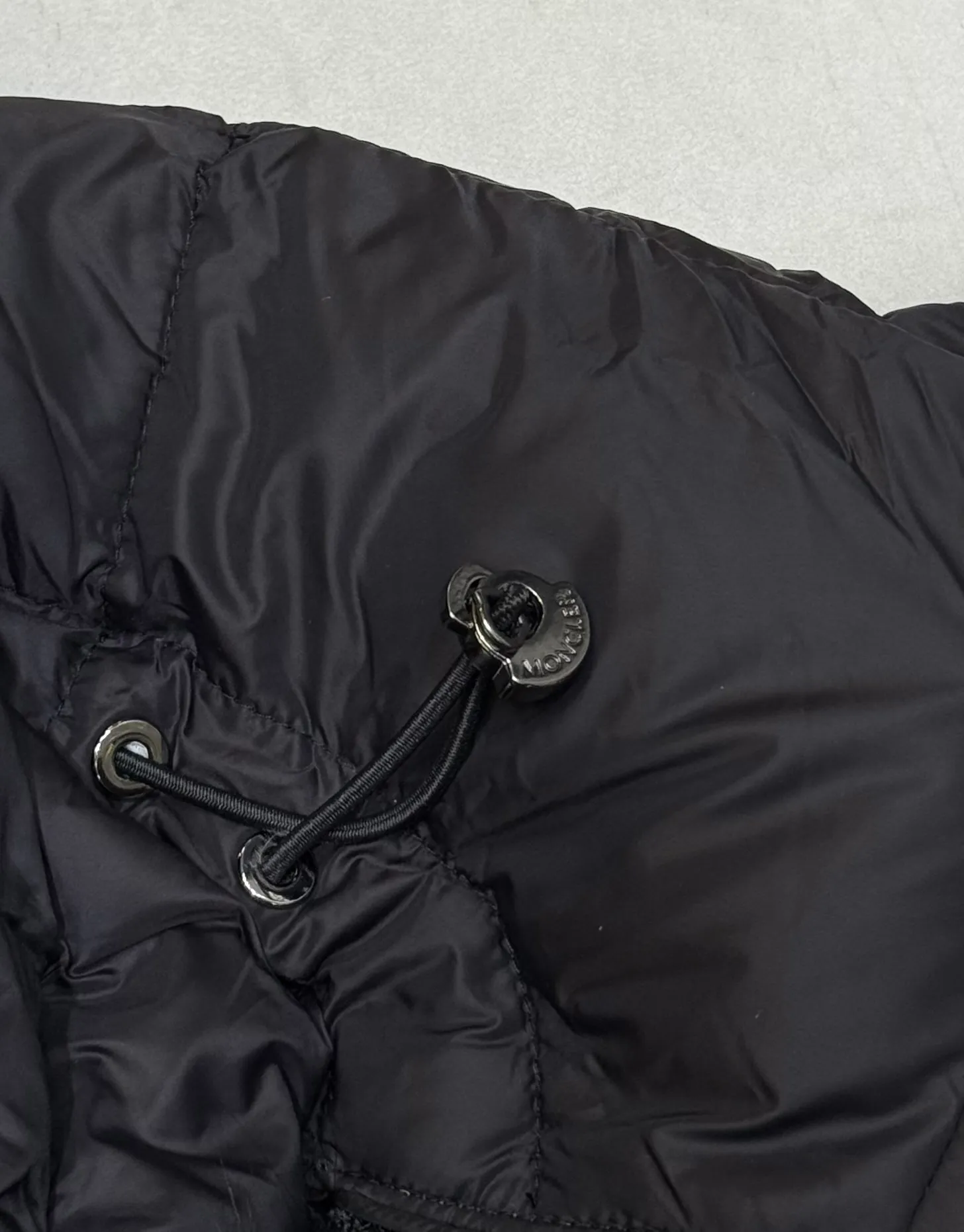 P1160 Moncler Boedic Long Women's Long Top Boedic long down combines exquisite materials and attention to details. Its timeless and elegant fashion design can provide you with a warm and caring wearing experience. The Boedic long down style features a waist-cinching belt to accentuate the feminine silhouette for a stylish winter look. Comfortable hood with rich fleece trim that can be easily removed to suit your mood and weather conditions Size : 1-4