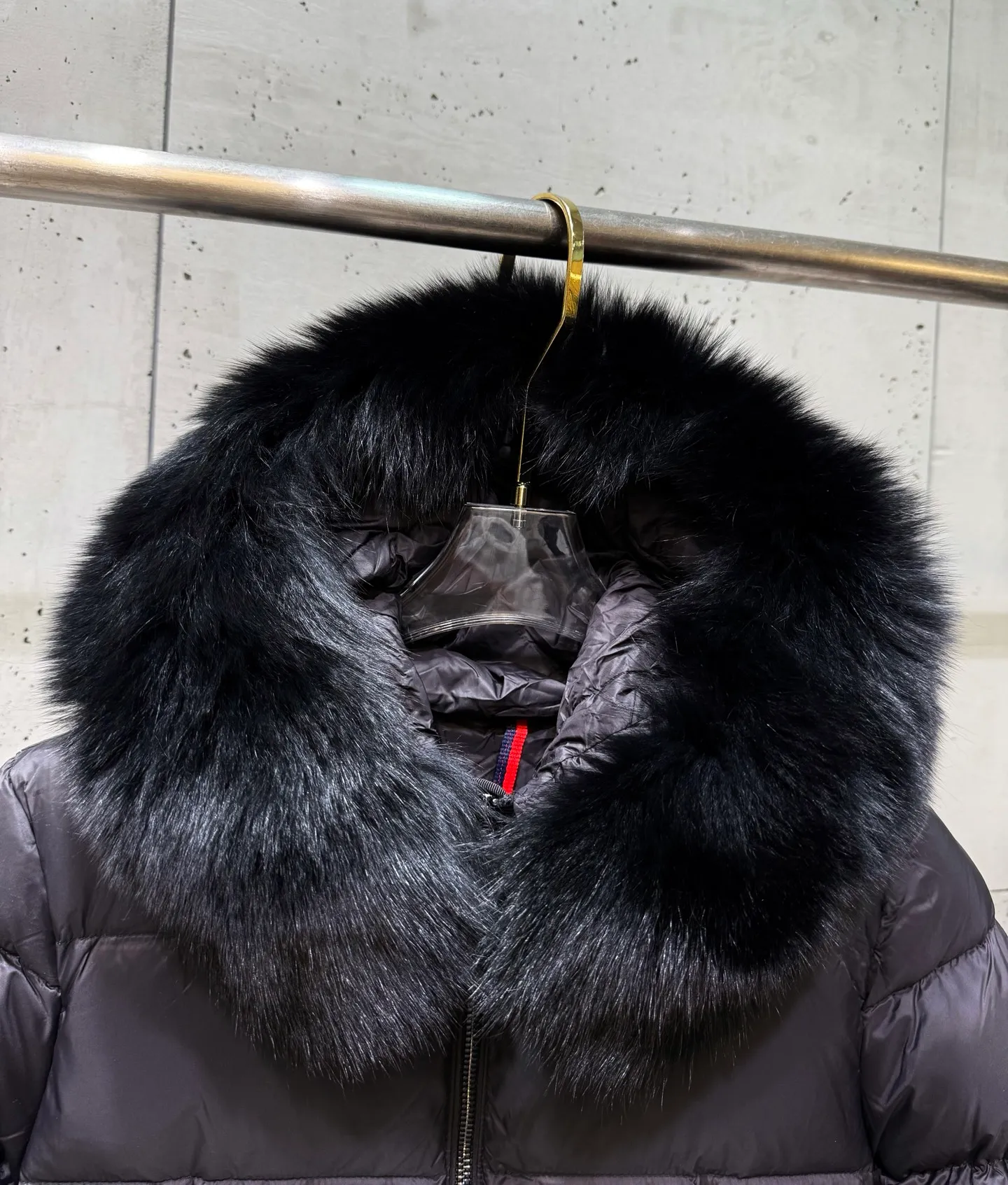 P1160 Moncler Boedic Long Women's Long Top Boedic long down combines exquisite materials and attention to details. Its timeless and elegant fashion design can provide you with a warm and caring wearing experience. The Boedic long down style features a waist-cinching belt to accentuate the feminine silhouette for a stylish winter look. Comfortable hood with rich fleece trim that can be easily removed to suit your mood and weather conditions Size : 1-4