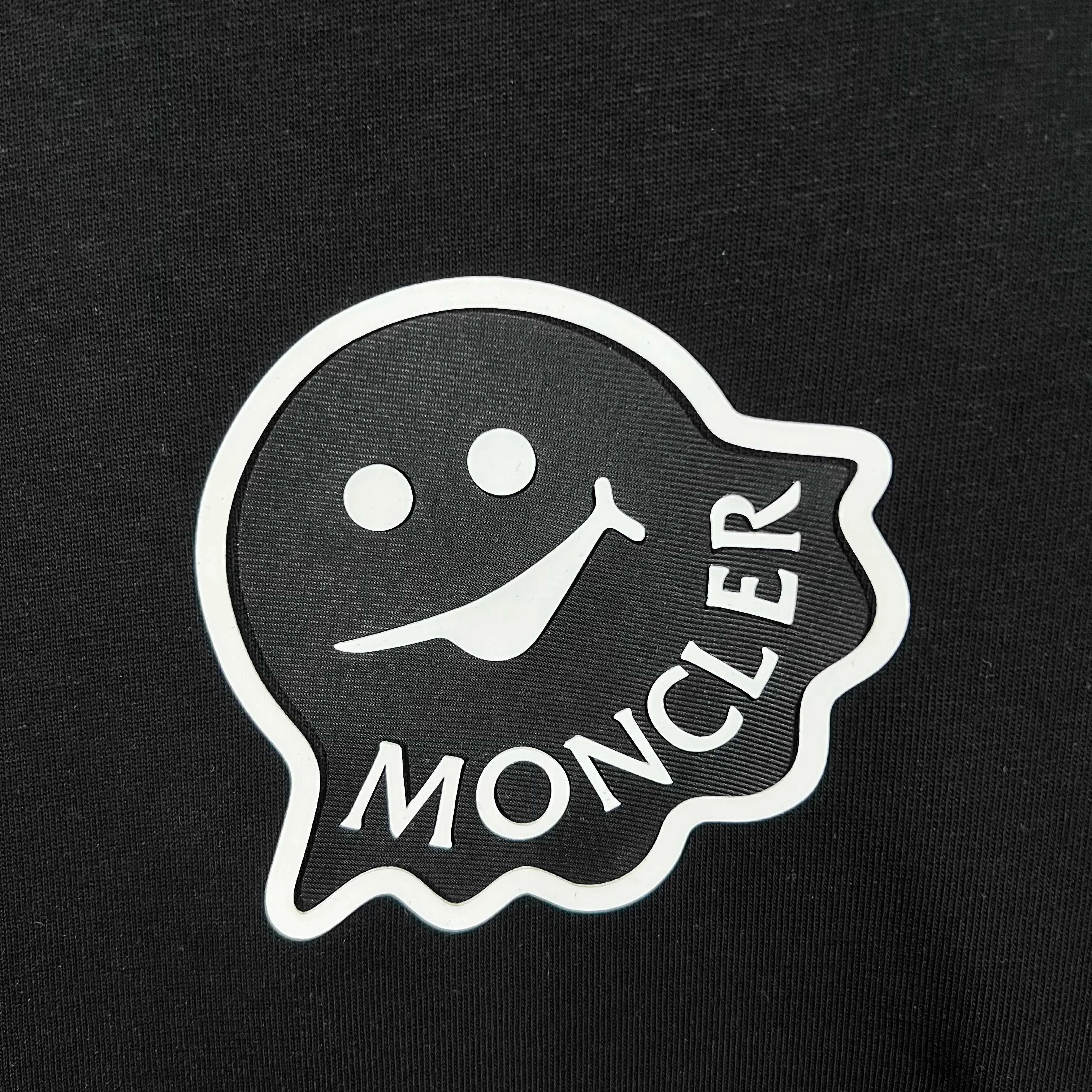 P220 (shipped the next day) MONCLER/Mongolian 2025Fw autumn and winter new style 400g pullover round neck long-sleeved sweatshirt Three-dimensional little monster devil offset letter logo embossing process Same style for men and women Brand classic Pure cotton fabric Official synchronization High version High quality Fashion personality Versatile trend Pure original quality Original fabric Hang tag Collar label Washed wheat Complete three labels Color: Black. White. Size: S-XL