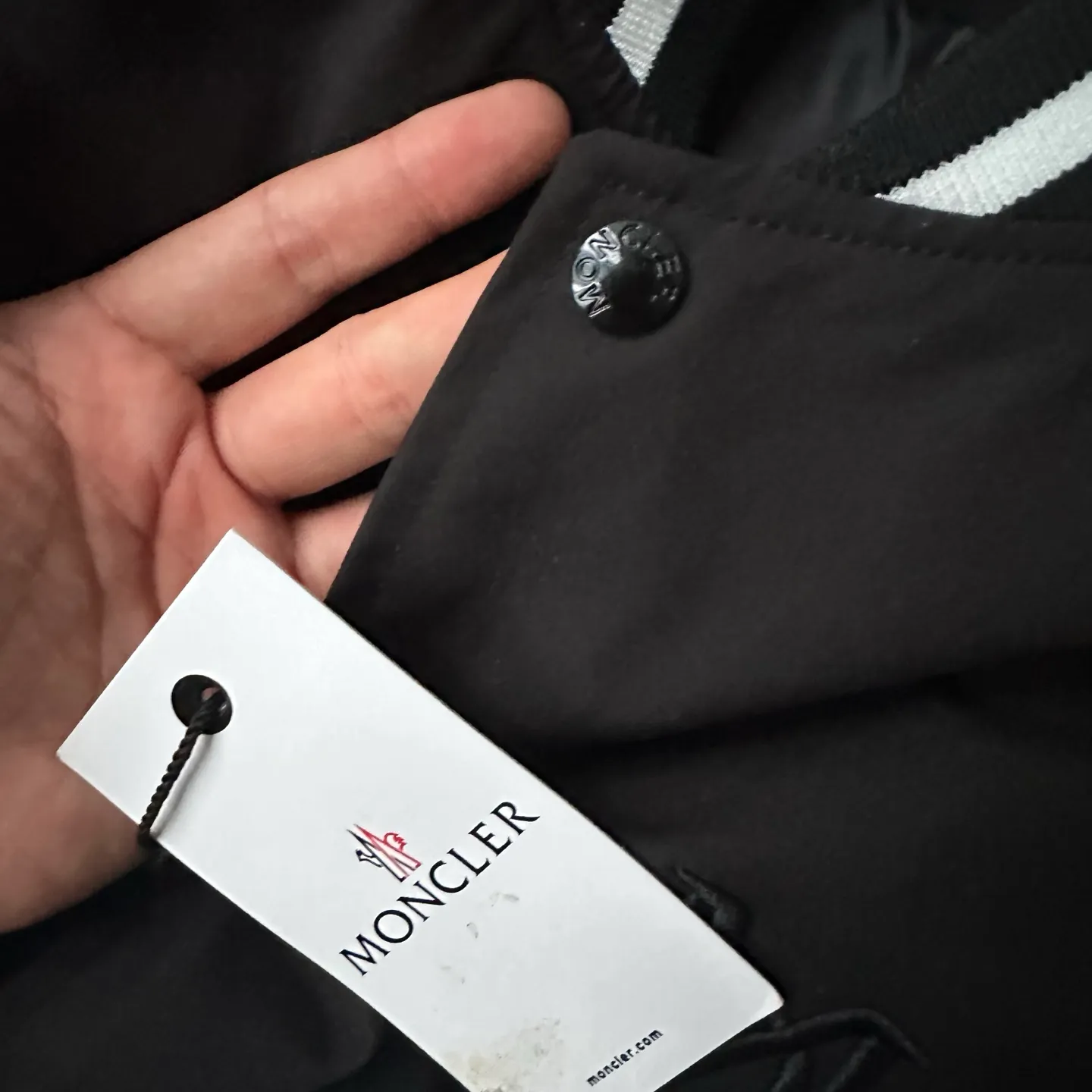 P310 Style No.: TT82 [Top version] Moncler Mouth FW25 New Wool Spliced Leather Sleeves Retro Couple Baseball Uniform Jacket Same style for men and women A symphonic poem of night and materials Wool creates a sculptural silhouette Fingertips trace the boundary between cold leather and warm wool It's like touching a carefully planned material action The yuppie poet in the boardroom was born. Pair it with black pants on commuting days to interpret a dark gentleman Wear washed jeans + dad shoes on weekends to become a street curator in Milan. Use a coat to deconstruct the rules of time and space. Woolen becomes your armor. Moncler’s black never hides ambition and only hides the harmony of power in the symphony of materials. Color: black Size: S-XL