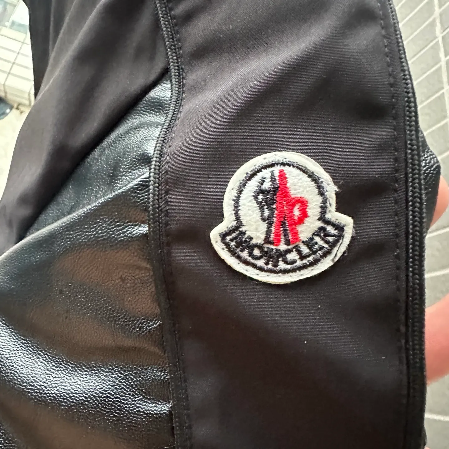 P310 Style No.: TT82 [Top version] Moncler Mouth FW25 New Wool Spliced Leather Sleeves Retro Couple Baseball Uniform Jacket Same style for men and women A symphonic poem of night and materials Wool creates a sculptural silhouette Fingertips trace the boundary between cold leather and warm wool It's like touching a carefully planned material action The yuppie poet in the boardroom was born. Pair it with black pants on commuting days to interpret a dark gentleman Wear washed jeans + dad shoes on weekends to become a street curator in Milan. Use a coat to deconstruct the rules of time and space. Woolen becomes your armor. Moncler’s black never hides ambition and only hides the harmony of power in the symphony of materials. Color: black Size: S-XL