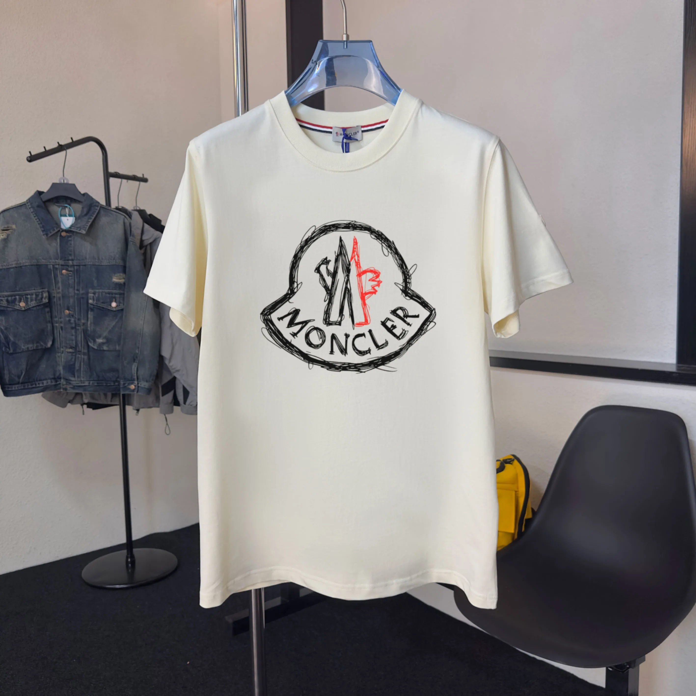 P140 💰Upgraded version "Mobile phone smart sensor ~ NFC chip armband ~ direct access to the official website for anti-counterfeiting" "Moncler ~ Mouth Mouth" 2025 new high-quality round neck short-sleeved T-shirt. The cuffs have imported embroidered labels. Customized dyeing, very comfortable to touch. Super versatile and good-looking short-sleeved. Complete with three labels. Non-market ordinary version. Feel free to compare. Quality is absolutely guaranteed! ‼ First of all, this original fabric is all custom-woven with 32-count double yarn fabric, 250G, and the weight is the same‼ Fine workmanship, double waistcoat method, double waistcoat method, double waistcoat method makes the whole dress more three-dimensional, which is not a craft that ordinary T-shirts can achieve🤪 Size: S-M-L-XL-2XL Color: black, white, apricot, same style for men and women