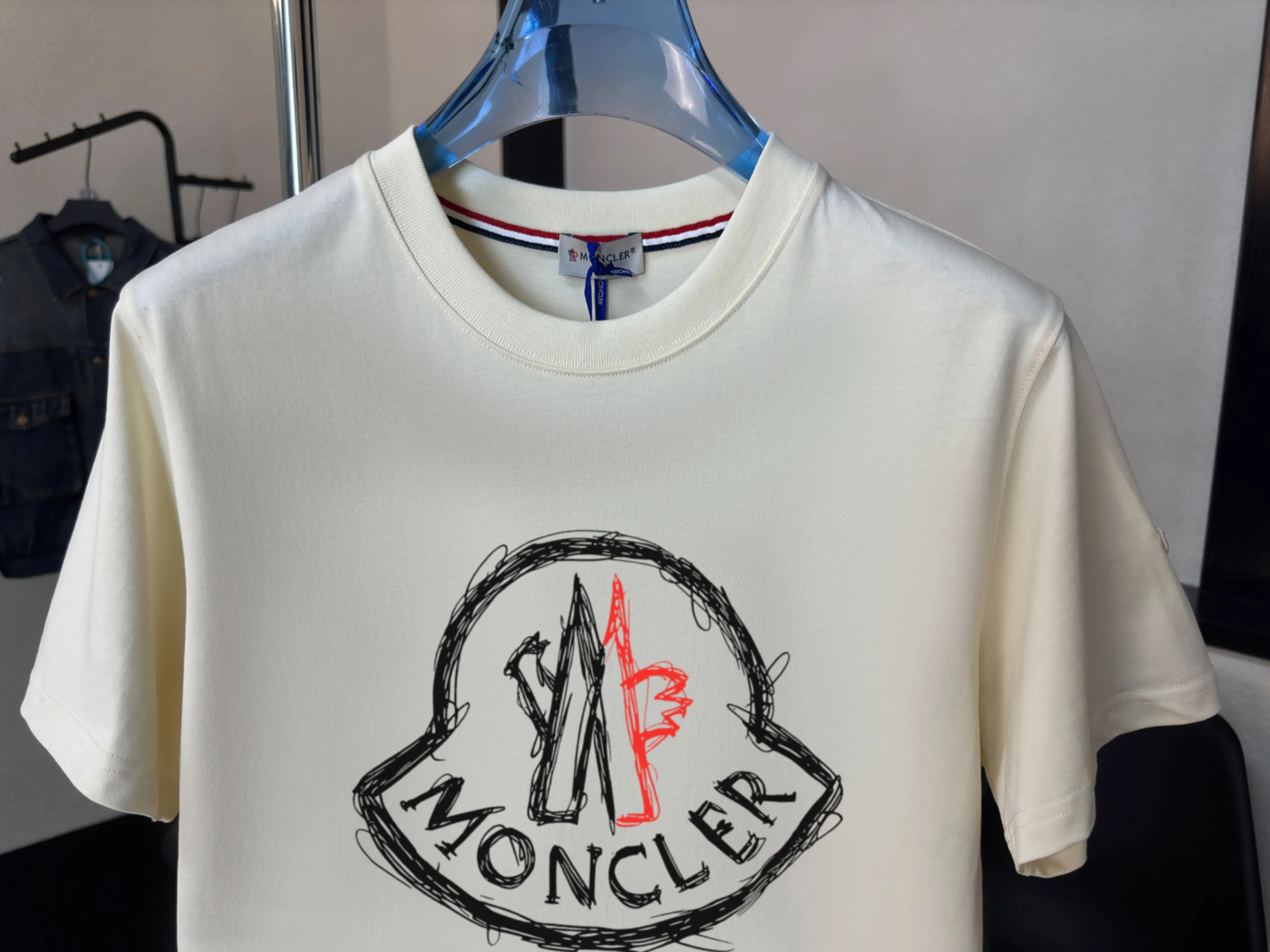 P140 💰Upgraded version "Mobile phone smart sensor ~ NFC chip armband ~ direct access to the official website for anti-counterfeiting" "Moncler ~ Mouth Mouth" 2025 new high-quality round neck short-sleeved T-shirt. The cuffs have imported embroidered labels. Customized dyeing, very comfortable to touch. Super versatile and good-looking short-sleeved. Complete with three labels. Non-market ordinary version. Feel free to compare. Quality is absolutely guaranteed! ‼ First of all, this original fabric is all custom-woven with 32-count double yarn fabric, 250G, and the weight is the same‼ Fine workmanship, double waistcoat method, double waistcoat method, double waistcoat method makes the whole dress more three-dimensional, which is not a craft that ordinary T-shirts can achieve🤪 Size: S-M-L-XL-2XL Color: black, white, apricot, same style for men and women