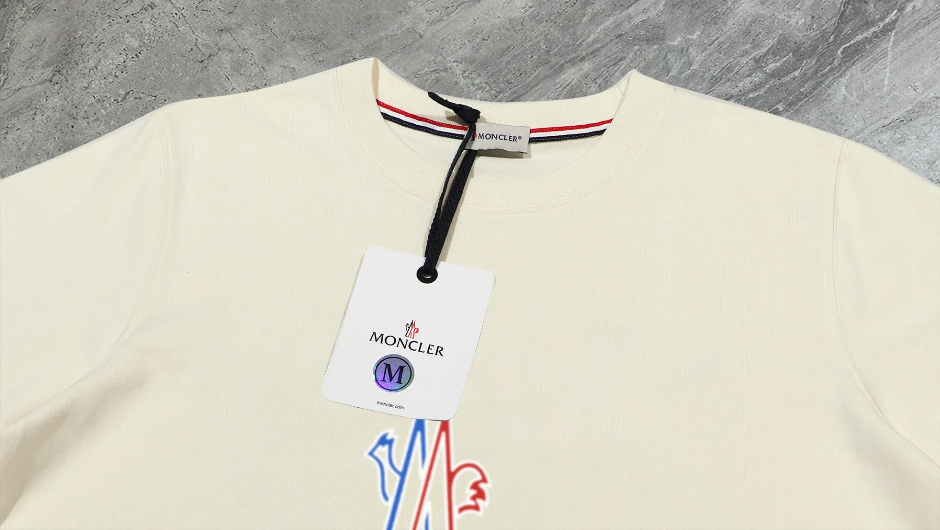 P210 High-version sweatshirt) [Long-term stock] 〖𝐌𝐎𝐍𝐂𝐋𝐄𝐑~Mask〗 Made of 440g heavy-weight fabric. It is different from the market currency. It can be matched with any variety and is properly handsome. 😎The whole dress is made of double waistcoats. The double waistcoats make the whole dress more three-dimensional. Not ordinary factories can do such fine work. 2025 Spring runway version of the T stage, on sale at the counter, round neck terry sweatshirt, high-end double-strand pure cotton, custom-made stretch ribs, dyed in the same vat, complete with three standards, matched with exquisite embroidered LOGO on the chest, simple and advanced, same style for men and women. Color: black, apricot, white, size: S M L XL 2XL