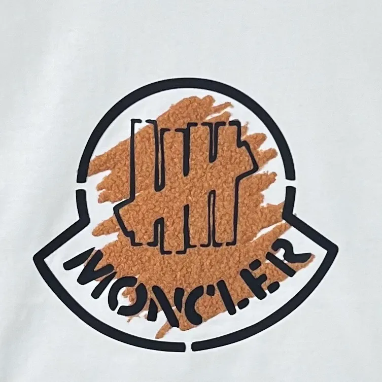 P230 (Next day shipping) MONCLER/Mousse 2025Fw new autumn and winter 400g pullover round neck long-sleeved sweatshirt Velvet splicing letter logo embossed technology Same style for men and women Brand classic Pure cotton fabric Official synchronization High version High quality Fashion personality Versatile trend Pure original quality Original fabric Hang tag Collar label Washed wheat Three labels complete Color: Black. White. Size: S-XL