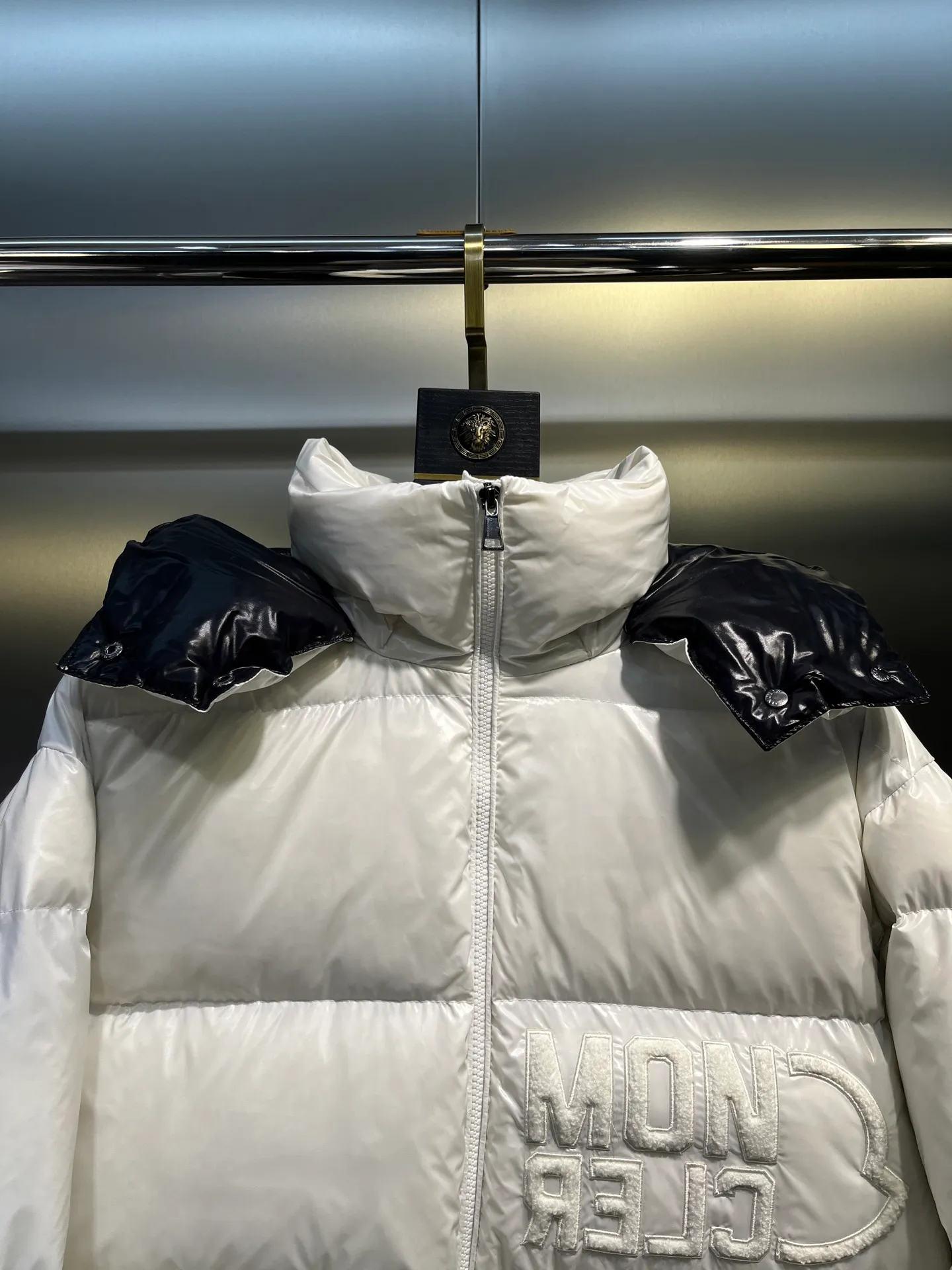 P760 moncler 🌟Moncler FW25 Abbaye short down jacket The Abbaye short jacket is made of iconic patented nylon, highlighting the fashion essence of Moncler. Featuring rectangular quilting and a contrasting lining that refreshes the removable hood. Terry knit logo embroidery adds a unique touch, making the garment instantly recognizable. Material process analysis: 1️⃣Original Nfc inductive anti-counterfeiting chip 2️⃣National standard 95% European standard pure white goose down, exclusive use of top down on the market 3️⃣Fabric: 100% nylon; Lining: 100% nylon, one of the best on the market, everything is customized according to the original version. 4⃣️The electroplated hardware is produced by the original processing factory, all customized by the original factory, and is not a replica of various types on the market. 5⃣️Produced by a certain Lang factory, it has always been unambiguous in terms of quality. Everyone knows about the workmanship, QA and Qc quality inspection of the workers when shipping from large factories. It is not comparable to small factories in the market. Mouth-mounted down jackets, let’s not brag, there is almost no one that can do better than us! Make an original product with care, so that every customer has the confidence to introduce it to his customers: This is the top replica version in China. Good products do not need too many soft articles to set off, only junk products will boast: the original ZP uses thousands of words to impress consumers! Although it is an F product, it is not inferior to ZP!  Color: white pink, white black, black, khaki, pink Size: 0123
