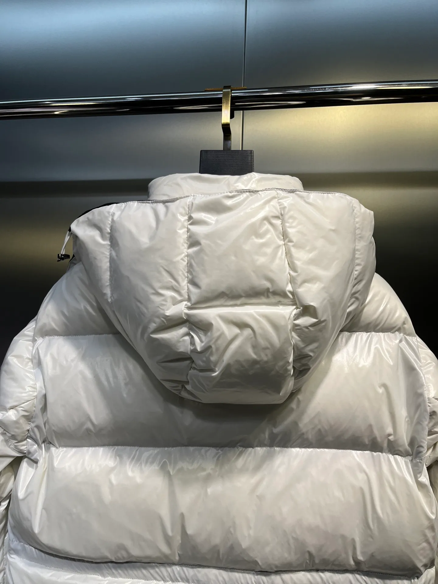 P760 moncler 🌟Moncler FW25 Abbaye short down jacket The Abbaye short jacket is made of iconic patented nylon, highlighting the fashion essence of Moncler. Featuring rectangular quilting and a contrasting lining that refreshes the removable hood. Terry knit logo embroidery adds a unique touch, making the garment instantly recognizable. Material process analysis: 1️⃣Original Nfc inductive anti-counterfeiting chip 2️⃣National standard 95% European standard pure white goose down, exclusive use of top down on the market 3️⃣Fabric: 100% nylon; Lining: 100% nylon, one of the best on the market, everything is customized according to the original version. 4⃣️The electroplated hardware is produced by the original processing factory, all customized by the original factory, and is not a replica of various types on the market. 5⃣️Produced by a certain Lang factory, it has always been unambiguous in terms of quality. Everyone knows about the workmanship, QA and Qc quality inspection of the workers when shipping from large factories. It is not comparable to small factories in the market. Mouth-mounted down jackets, let’s not brag, there is almost no one that can do better than us! Make an original product with care, so that every customer has the confidence to introduce it to his customers: This is the top replica version in China. Good products do not need too many soft articles to set off, only junk products will boast: the original ZP uses thousands of words to impress consumers! Although it is an F product, it is not inferior to ZP!  Color: white pink, white black, black, khaki, pink Size: 0123
