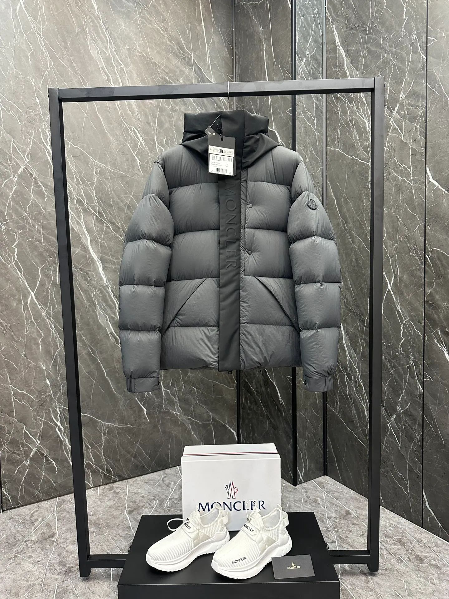 P760 Style number: Y125 Moncler Madeira short men's Madeira down jacket is specially designed for modern men who value functionality and beauty. It is suitable for wearing in various occasions such as street or skiing. Made from functional, tight nylon longue saison fabric with a padded hood and windshield for added protection. Details •Made in longue saison fabric •Nylon laqué lining •Filled with down •Hood •Embossed logo lettering •Snap and zipper closure •Pockets with zippers and snaps •Elastic drawstring hem •Logo patch Size: 1-5 Color: Black Gray White