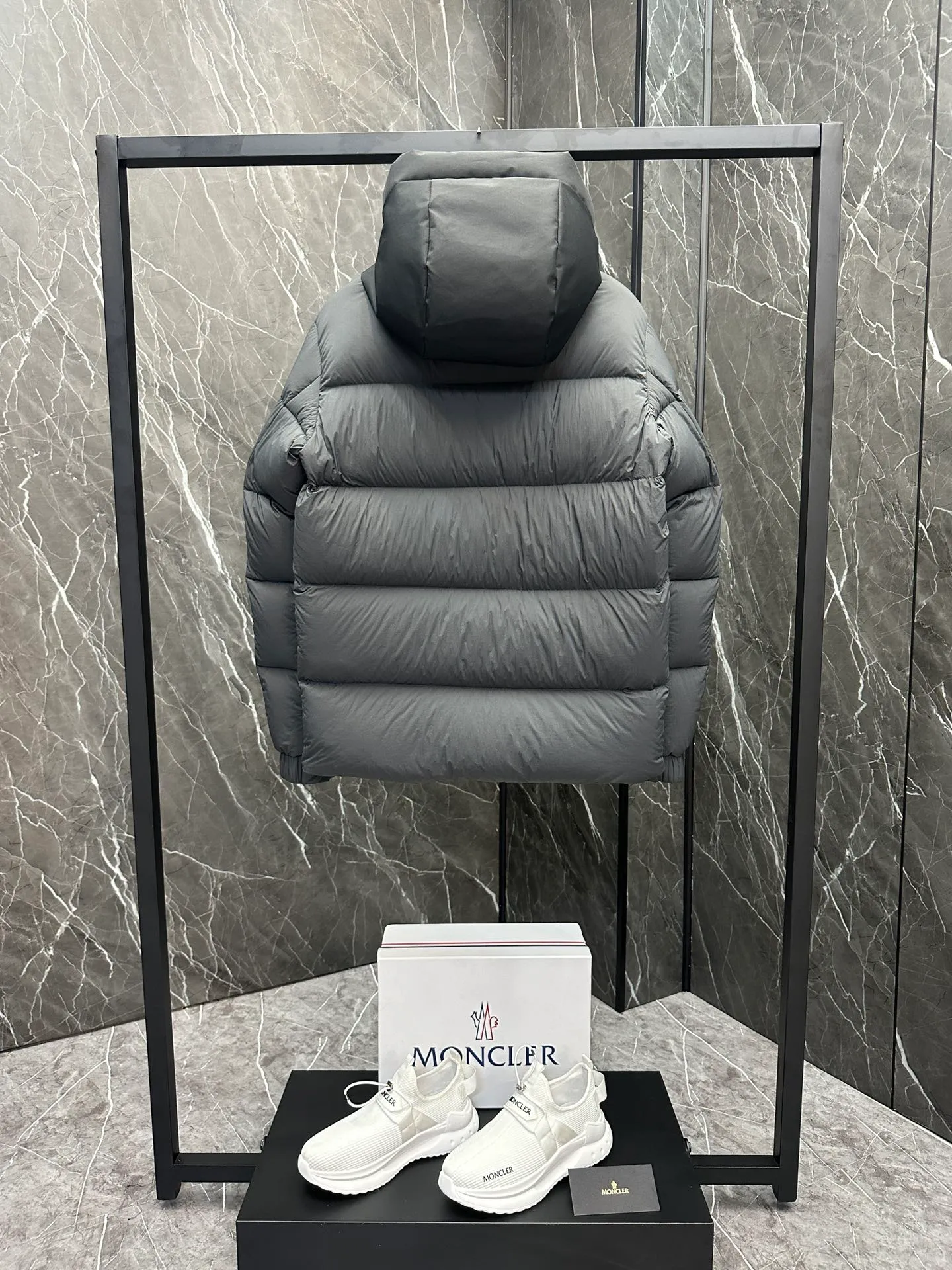 P760 Style number: Y125 Moncler Madeira short men's Madeira down jacket is specially designed for modern men who value functionality and beauty. It is suitable for wearing in various occasions such as street or skiing. Made from functional, tight nylon longue saison fabric with a padded hood and windshield for added protection. Details •Made in longue saison fabric •Nylon laqué lining •Filled with down •Hood •Embossed logo lettering •Snap and zipper closure •Pockets with zippers and snaps •Elastic drawstring hem •Logo patch Size: 1-5 Color: Black Gray White