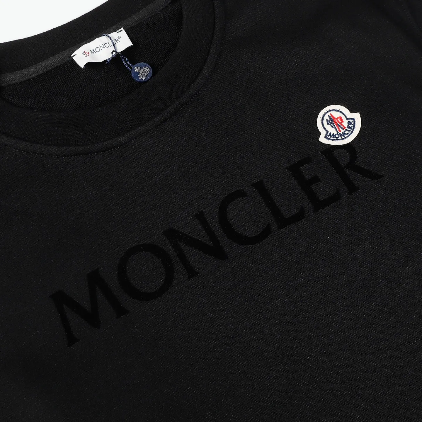 P210 Style number: 852 〈MONCLER〉 Mongolian flocked printed round neck sweatshirt. The price of Mongolian sweatshirt is actually quite advantageous. Anyone who has been to the counter should know that the price of Mongolian sweatshirt is not much cheaper than Gucci Burberry. It is just relatively low-key and unwilling to hype. It is a picture that you want to buy or not. The aloof existence... ✅460g 100% pure cotton wool fabric OS version is too large ✅Matched with the original high weight double yarn thread ✅Correct three-needle and five-thread craftsmanship Chain edge Color: Black White Royal Blue Size S M L
