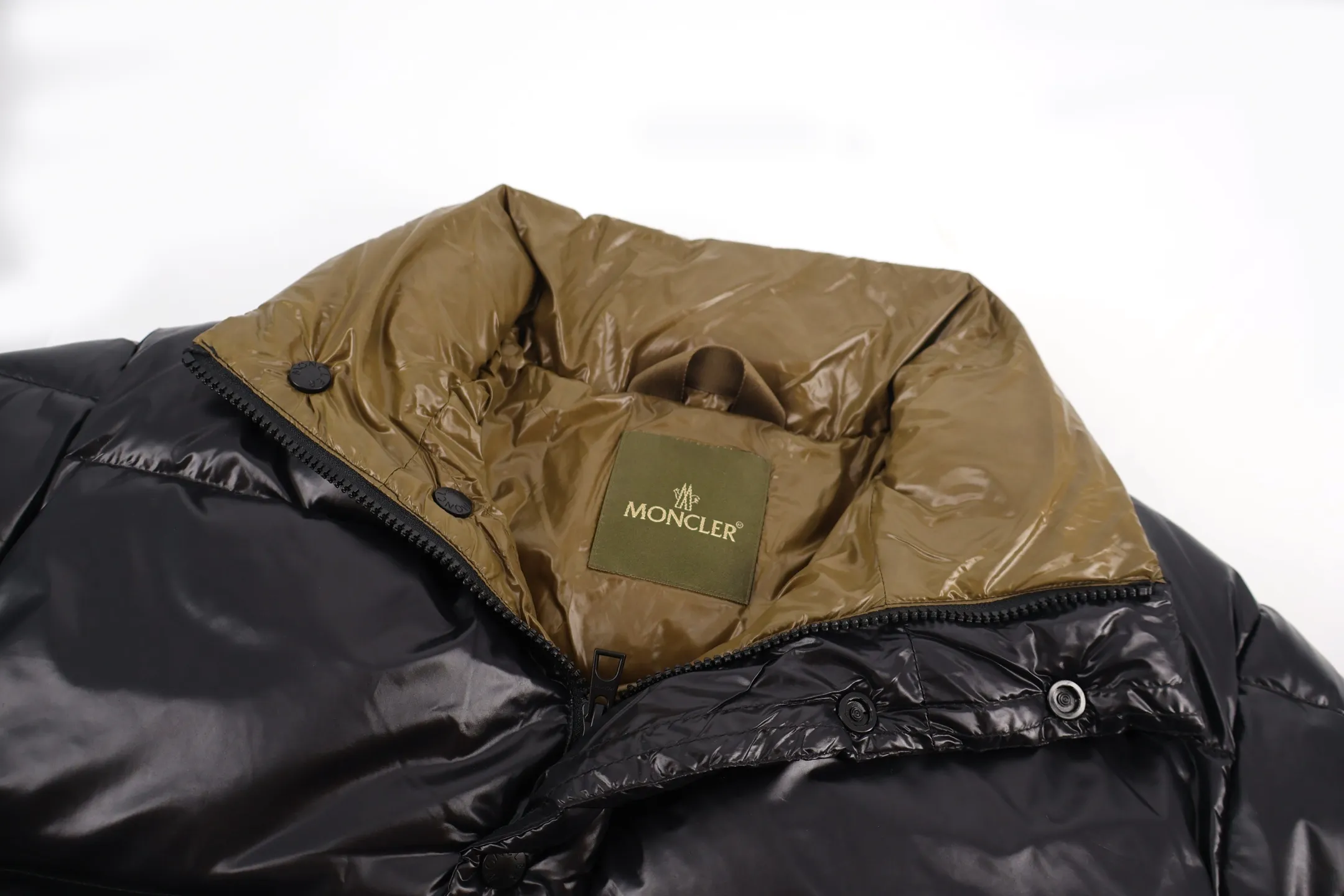 P1110 Moncler 1952 White Fat Down Jacket (Black) Mouth DERVOX Limited Color Matching 1952 co-branded men's goose down stand-up collar thickened bun can be made as a couple version. 95% European standard gooseneck down filling. The filling is extremely full. 700+ fill power. The tag barcode model number corresponds to the official website. The tag has built-in NFC electronic sensor for anti-counterfeiting) Dervox down is made of lightweight nylon laqué fabric, which is comfortable and warm without being heavy. This short style features an internal shoulder strap that can be carried as a carry when the weather heats up, making it ideal for urban or alpine wear. Made in pop tones, it's finished with a bold logo patch. Details Made of lightweight nvlon laqué fabric. Size:1-2-3-4-5