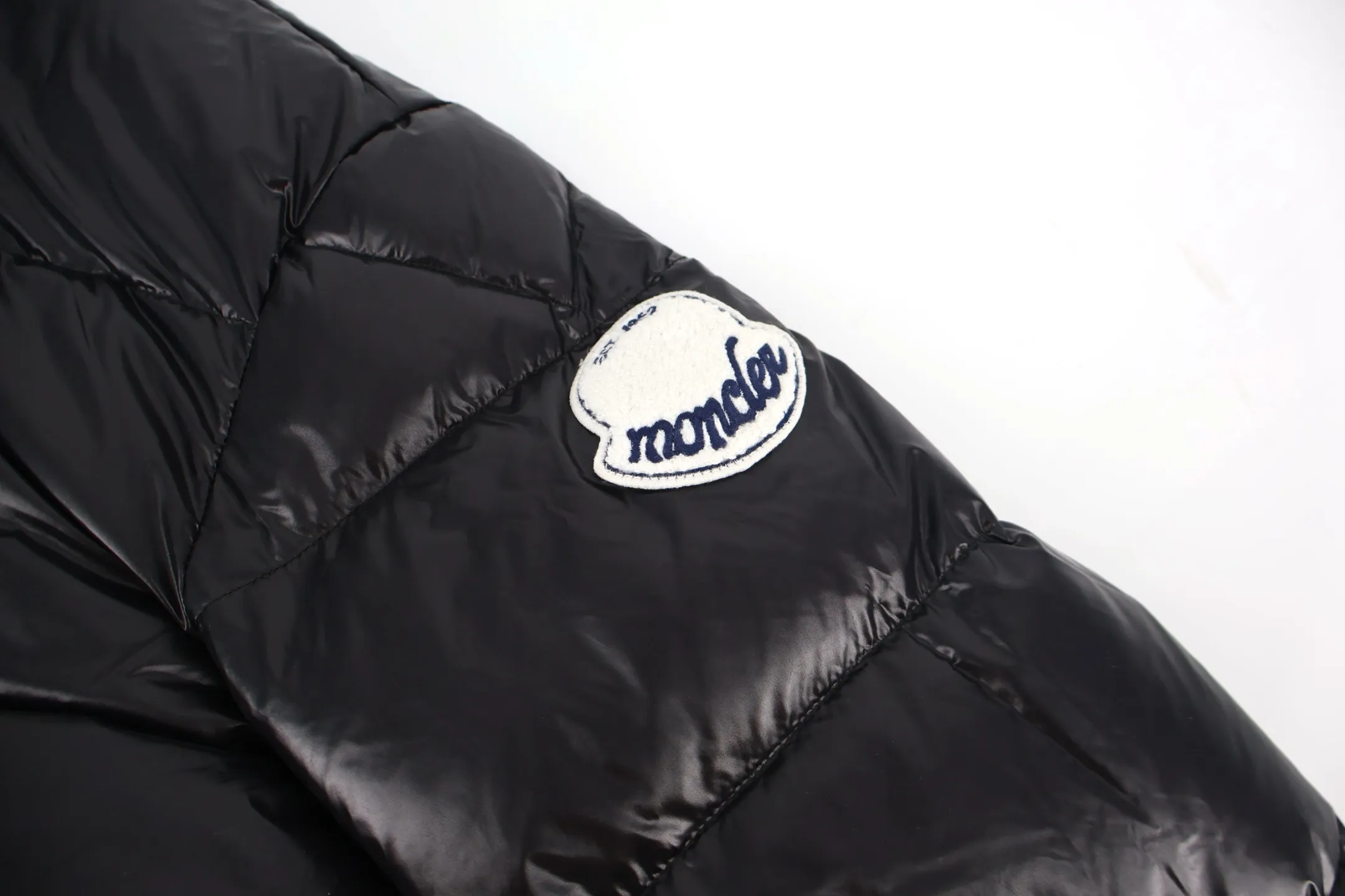 P1110 Moncler 1952 White Fat Down Jacket (Black) Mouth DERVOX Limited Color Matching 1952 co-branded men's goose down stand-up collar thickened bun can be made as a couple version. 95% European standard gooseneck down filling. The filling is extremely full. 700+ fill power. The tag barcode model number corresponds to the official website. The tag has built-in NFC electronic sensor for anti-counterfeiting) Dervox down is made of lightweight nylon laqué fabric, which is comfortable and warm without being heavy. This short style features an internal shoulder strap that can be carried as a carry when the weather heats up, making it ideal for urban or alpine wear. Made in pop tones, it's finished with a bold logo patch. Details Made of lightweight nvlon laqué fabric. Size:1-2-3-4-5