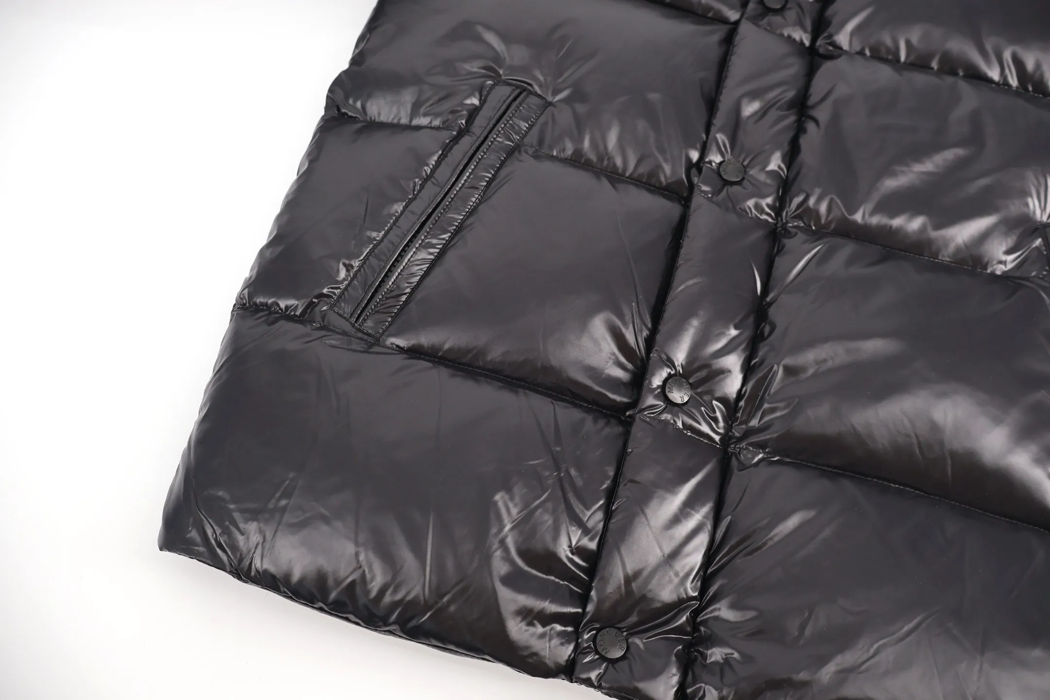 P1110 Moncler 1952 White Fat Down Jacket (Black) Mouth DERVOX Limited Color Matching 1952 co-branded men's goose down stand-up collar thickened bun can be made as a couple version. 95% European standard gooseneck down filling. The filling is extremely full. 700+ fill power. The tag barcode model number corresponds to the official website. The tag has built-in NFC electronic sensor for anti-counterfeiting) Dervox down is made of lightweight nylon laqué fabric, which is comfortable and warm without being heavy. This short style features an internal shoulder strap that can be carried as a carry when the weather heats up, making it ideal for urban or alpine wear. Made in pop tones, it's finished with a bold logo patch. Details Made of lightweight nvlon laqué fabric. Size:1-2-3-4-5