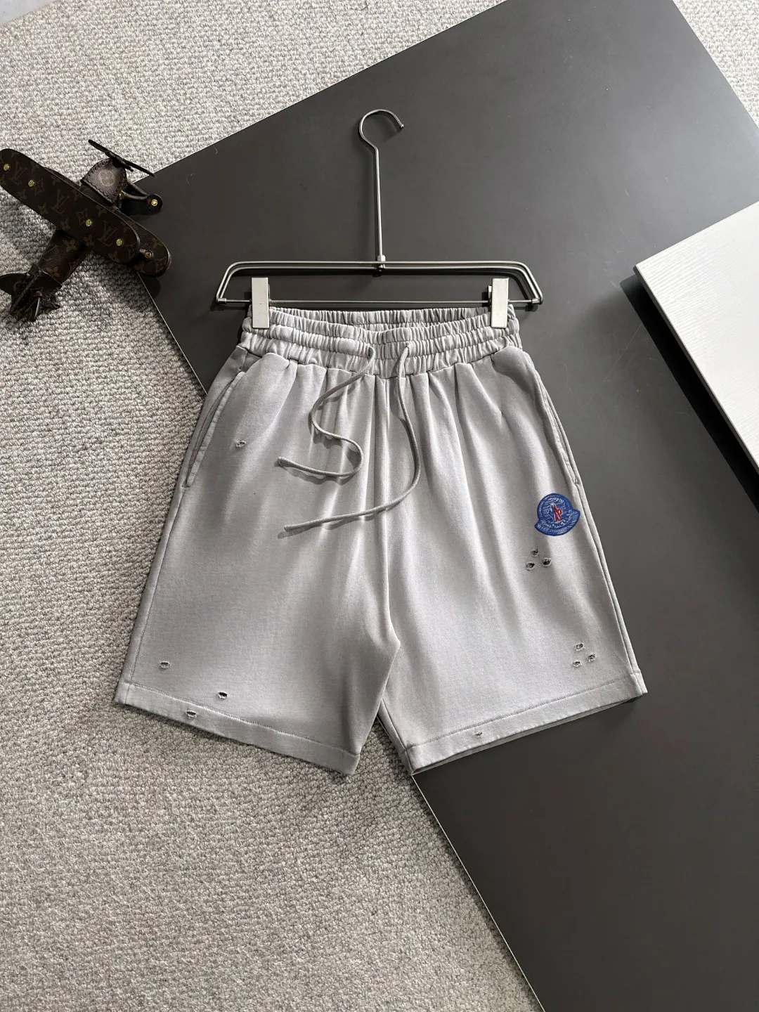 Next day shipment P300 High quality MONCLER/muzzle 2025 spring and summer new style high-definition elastic band casual solid color loose shorts, made with machines imported from Italy. The hem of the trousers is stitched with two needles. The stitching is fine and firm. The fabric is customized at the counter and has high breathability and comfort. The details are impeccable. The brand element design concept reflects high quality. It feels delicate and soft! It presents a casual cut and the upper body shape is great! Size: S-XXL