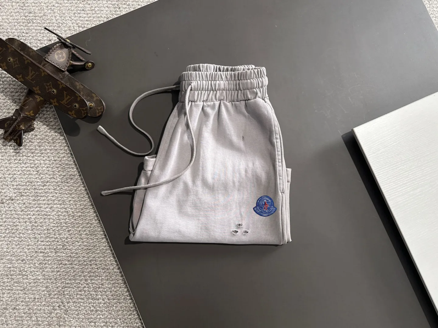 Next day shipment P300 High quality MONCLER/muzzle 2025 spring and summer new style high-definition elastic band casual solid color loose shorts, made with machines imported from Italy. The hem of the trousers is stitched with two needles. The stitching is fine and firm. The fabric is customized at the counter and has high breathability and comfort. The details are impeccable. The brand element design concept reflects high quality. It feels delicate and soft! It presents a casual cut and the upper body shape is great! Size: S-XXL