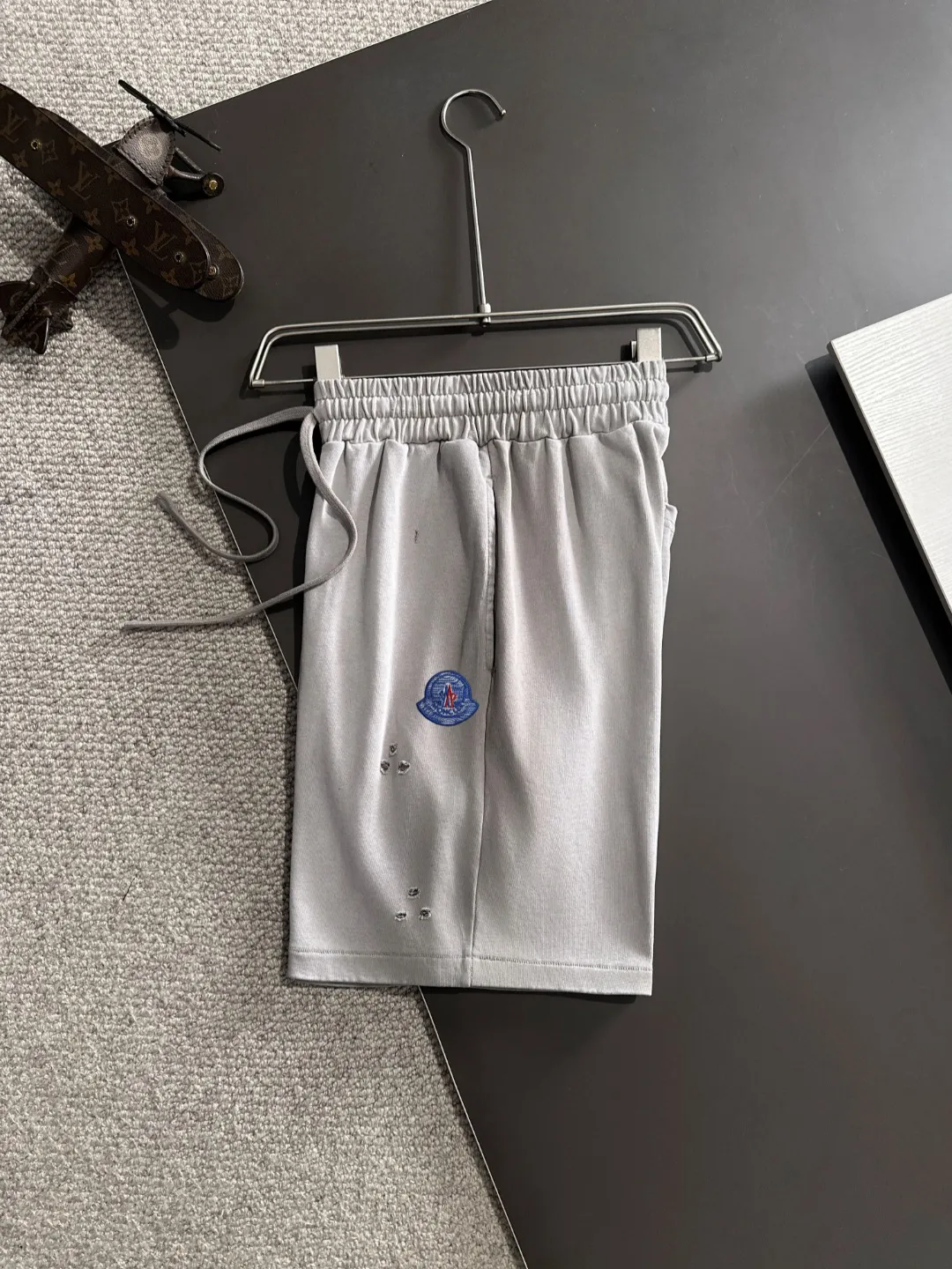 Next day shipment P300 High quality MONCLER/muzzle 2025 spring and summer new style high-definition elastic band casual solid color loose shorts, made with machines imported from Italy. The hem of the trousers is stitched with two needles. The stitching is fine and firm. The fabric is customized at the counter and has high breathability and comfort. The details are impeccable. The brand element design concept reflects high quality. It feels delicate and soft! It presents a casual cut and the upper body shape is great! Size: S-XXL
