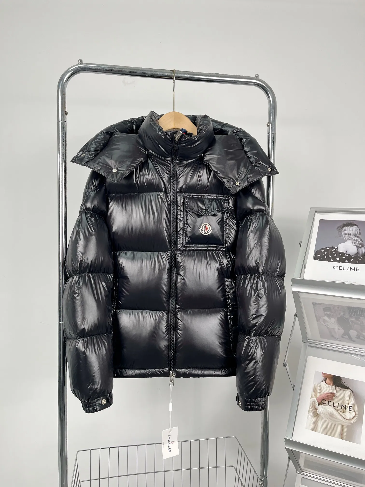 P740 Style No.: Y126 Moncer #MONTBELIARD/🇳🇱three-color webbing/down jacket 1⃣️ Original factory-grade small pockets with the highest craftsmanship on the market are embellished with the Moncler felt trademark 2⃣️ The original processing factory has one of the strongest customized hardware accessories, and is not a commercially available product. 3⃣️ The ingredient information table is custom-made by the original factory, not the wrong version on the market, and the color and disassembly can be seen. 4⃣️ The original private cash custom-made fabric is not a product of a commercial fabric store on the market. The difference in value of a single fabric is more than 3 times. Highest level of restoration Number of codes: 1-5