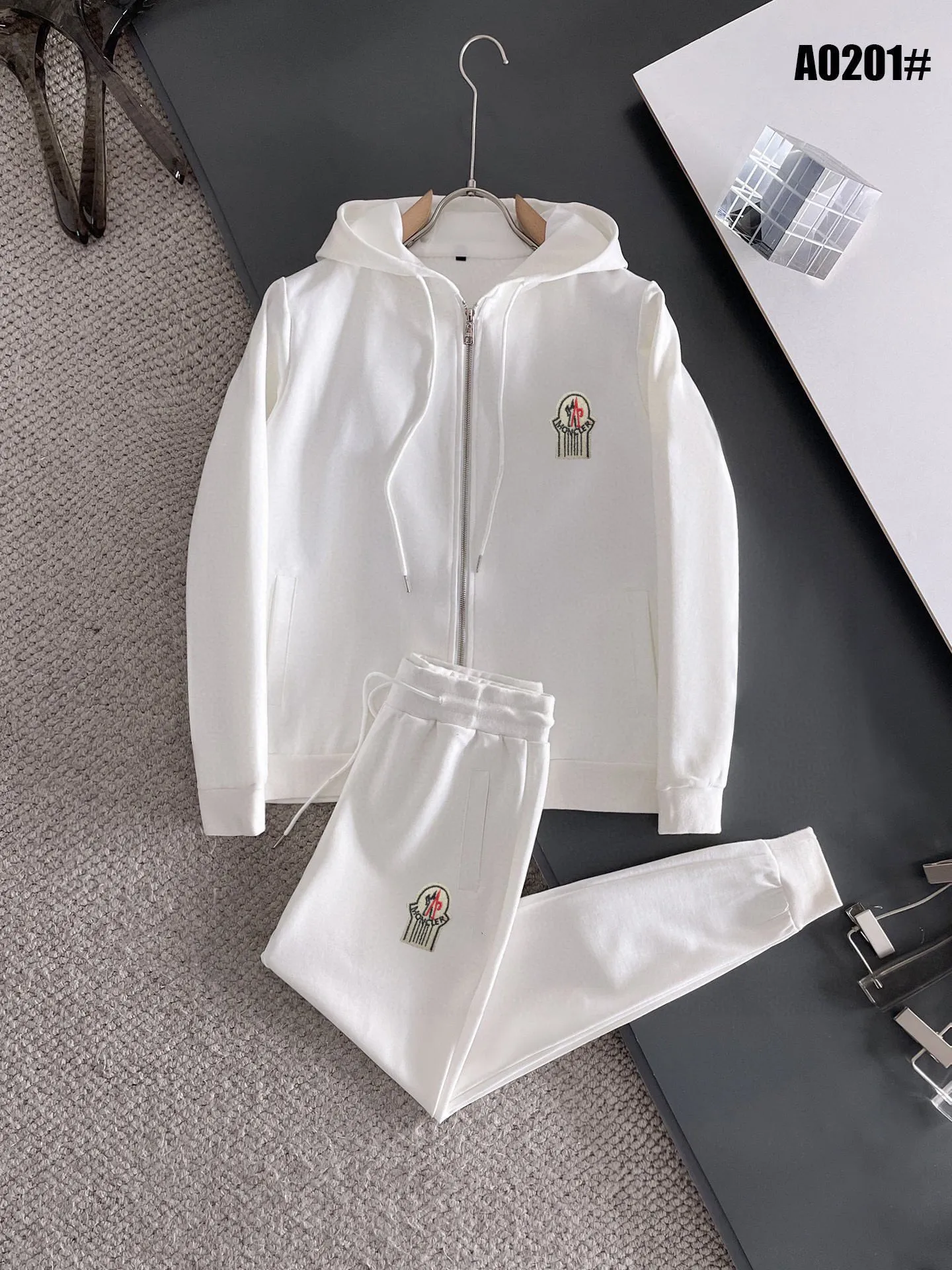 P400 [MONCLER] (Gospel for Fatty) hot-selling suit is coming. Focus on the original version of the official website. 2025 new hot-selling cardigan and sweatshirt suit. The original order is the best product🇭🇰. It is the meticulous work of top designers. It has a fitting and perfect upper body effect. All-natural high-quality Roman cotton 100%, close-fitting comfort, noble and elegant! Original hardware embodies elegance and nobility! Counter size: M-5XL (maximum wear up to 220 pounds)