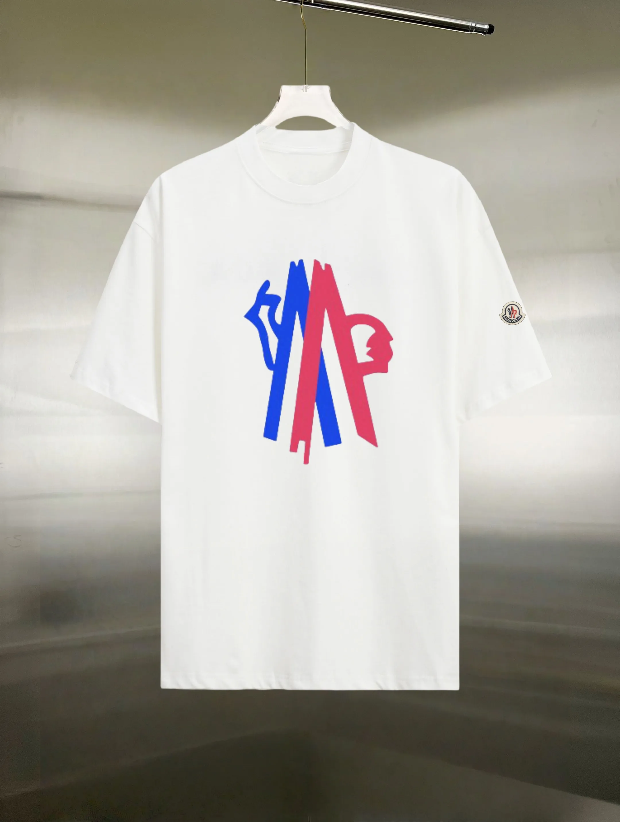P130 Style: Moncler/muzzled short-sleeved T-shirt Fabric: 300g double yarn 100% cotton Rib: 320g Solona Process: Printing Color: White Black Size: S M L XL XXL No gender distinction, same style for men and women