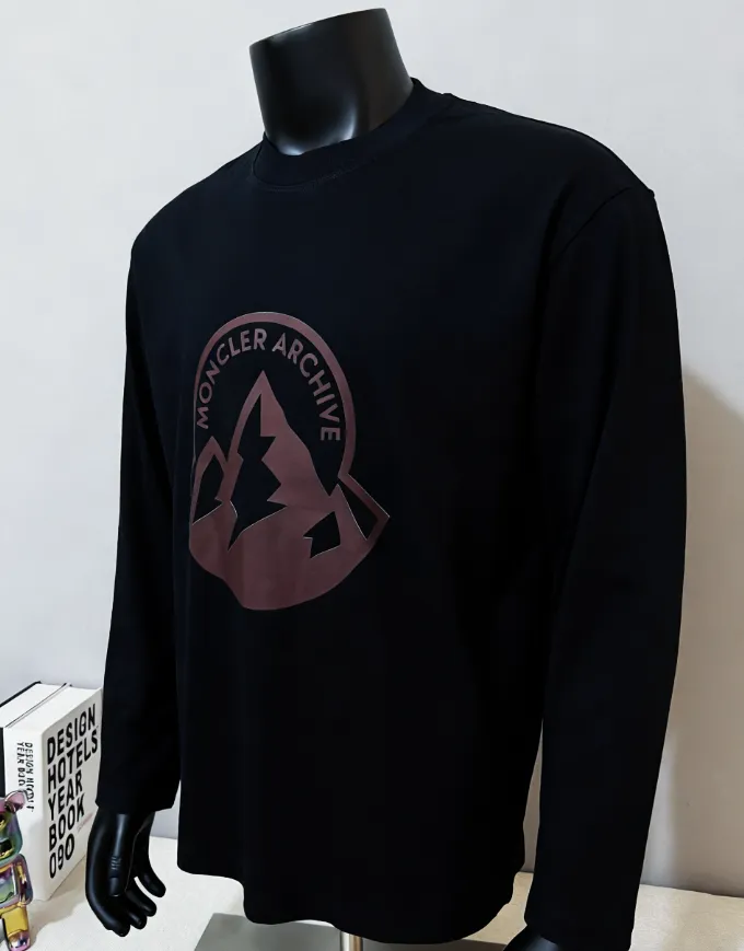 P180 MONCLER new release, 2025fw official synchronized large logo printing long-sleeved T-shirt, the details match the official version, and the logo size is strictly controlled , standard size, details are in sync with the official version; 280g double yarn 100% cotton fabric is selected, imported woven thread, the neckline is boned to prevent deformation, washed at high temperature at the factory, the fabric is soft and breathable, does not shrink and prevent deformation, NCF washed mark identification, details are in place, European size version, loose and suitable, the same color as the official website: black, white, size XS-L (L size can wear 200 pounds)