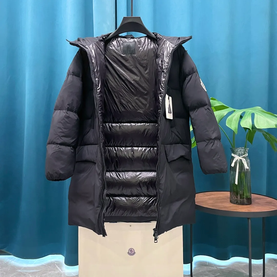 P980 Moncler ➡️Mongolian long down jacket, the best to keep out the cold! The Yuhuang winter extended hooded down jacket is the same for men and women. There are thousands of styles of down jackets. As the king at the pinnacle of the down industry, the Yuhuang family will be included in the key repurchase list every year! Size: Size 0, Size 1, Size 2, Size 3. Because no matter how cold the wind is and the cold is unbearable, Yuhuang will always accompany you to give you warmth and resist the cold wave!  Made of pure European standard 90% goose down + 10% feathers. Real European standard goose down🦢 When you get the clothes, you can feel the filling and fullness of the down jacket. It is really not on the same level as the market products... The down content is the highest level in the industry. The raw materials are well invested. The best neck down on the goose is selected. The down is light, thin, soft and warm. It is very healing, comfortable and breathable, and as warm as a lover’s hug!  The shiny fabric design is noble and elegant, highlighting the texture! If you touch it with your fingers, you will definitely be conquered by its invincible texture, which is fluffy but not bloated! Everything is Yuhuang’s craftsmanship. Highly praised. It’s extremely eye-catching!