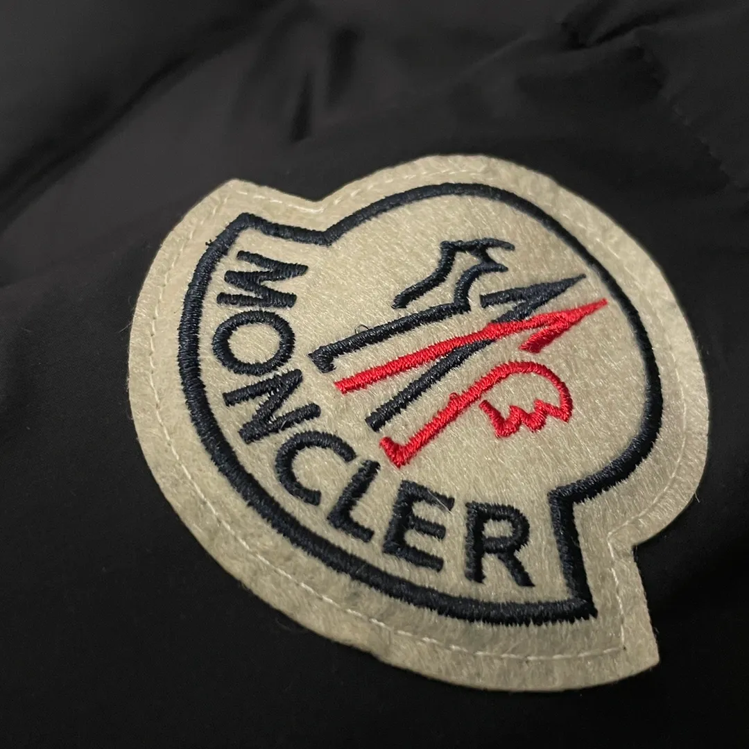 P980 Moncler ➡️Mongolian long down jacket, the best to keep out the cold! The Yuhuang winter extended hooded down jacket is the same for men and women. There are thousands of styles of down jackets. As the king at the pinnacle of the down industry, the Yuhuang family will be included in the key repurchase list every year! Size: Size 0, Size 1, Size 2, Size 3. Because no matter how cold the wind is and the cold is unbearable, Yuhuang will always accompany you to give you warmth and resist the cold wave!  Made of pure European standard 90% goose down + 10% feathers. Real European standard goose down🦢 When you get the clothes, you can feel the filling and fullness of the down jacket. It is really not on the same level as the market products... The down content is the highest level in the industry. The raw materials are well invested. The best neck down on the goose is selected. The down is light, thin, soft and warm. It is very healing, comfortable and breathable, and as warm as a lover’s hug!  The shiny fabric design is noble and elegant, highlighting the texture! If you touch it with your fingers, you will definitely be conquered by its invincible texture, which is fluffy but not bloated! Everything is Yuhuang’s craftsmanship. Highly praised. It’s extremely eye-catching!