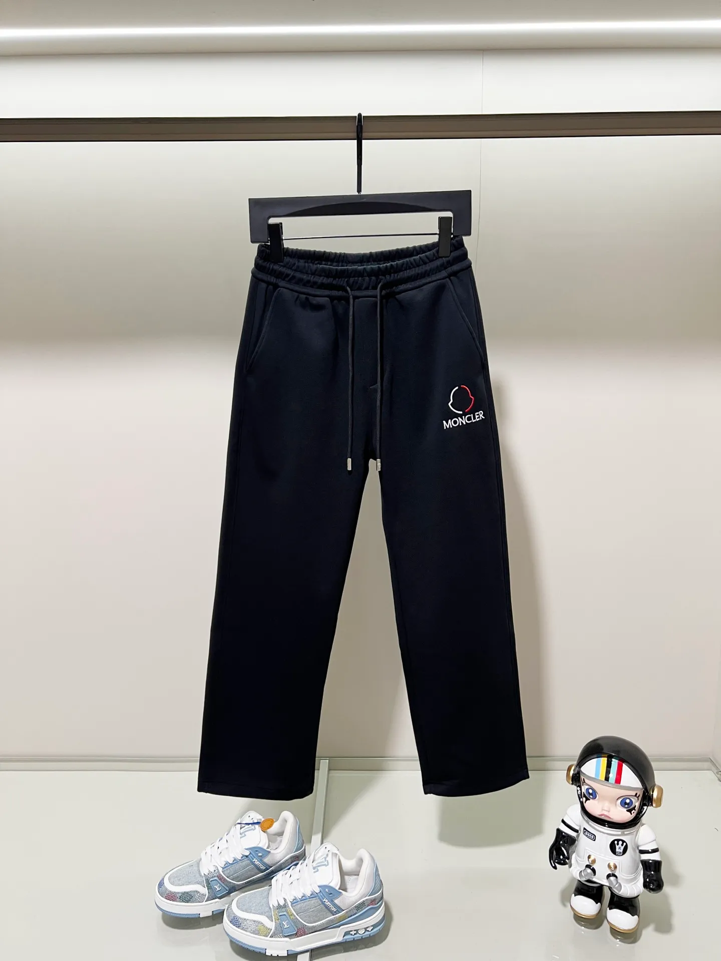 P260 MONCLER/Muzzle Selected 400g custom fabric sweatpants, brand red and white color matching small label embroidery🪡LOGO logo technology, official synchronization, high version, high quality, fashionable personality, versatile trend, pure original quality, original fabric, tag, collar label, washed wheat, three complete standards, color: black, blue. Size: M-3XL