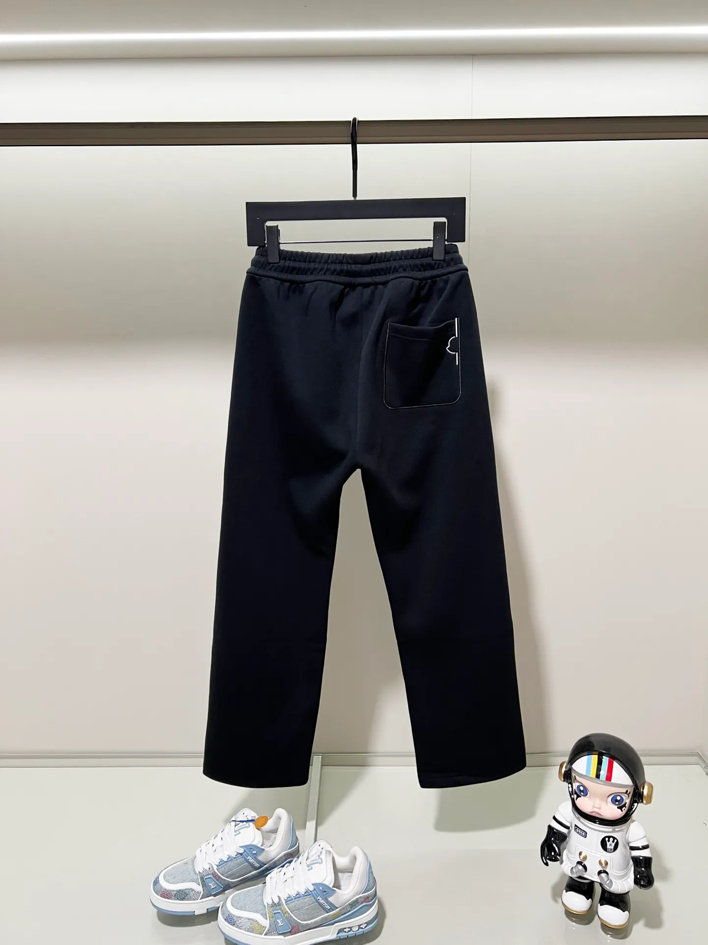 P260 MONCLER/Muzzle Selected 400g custom fabric sweatpants, brand red and white color matching small label embroidery🪡LOGO logo technology, official synchronization, high version, high quality, fashionable personality, versatile trend, pure original quality, original fabric, tag, collar label, washed wheat, three complete standards, color: black, blue. Size: M-3XL