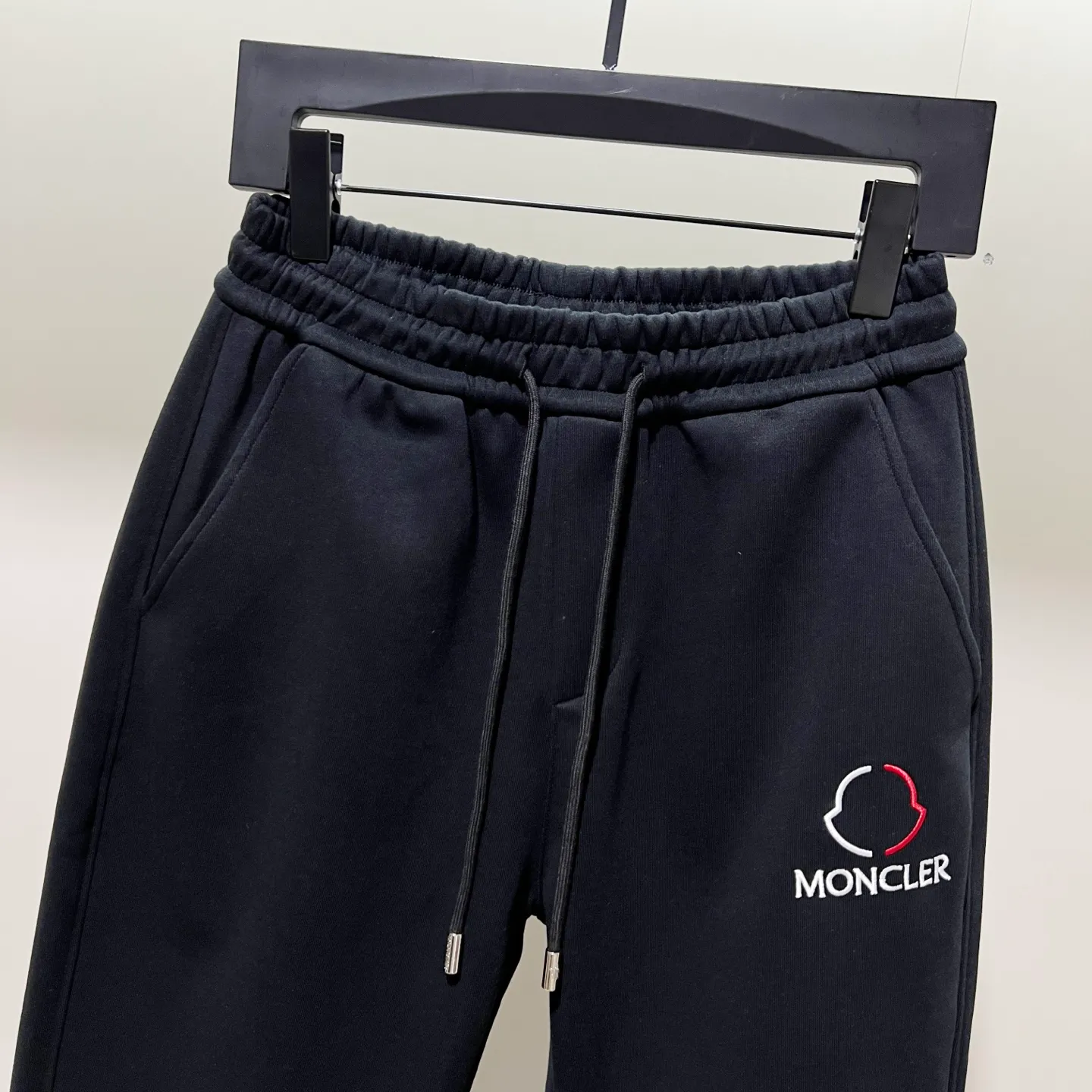 P260 MONCLER/Muzzle Selected 400g custom fabric sweatpants, brand red and white color matching small label embroidery🪡LOGO logo technology, official synchronization, high version, high quality, fashionable personality, versatile trend, pure original quality, original fabric, tag, collar label, washed wheat, three complete standards, color: black, blue. Size: M-3XL