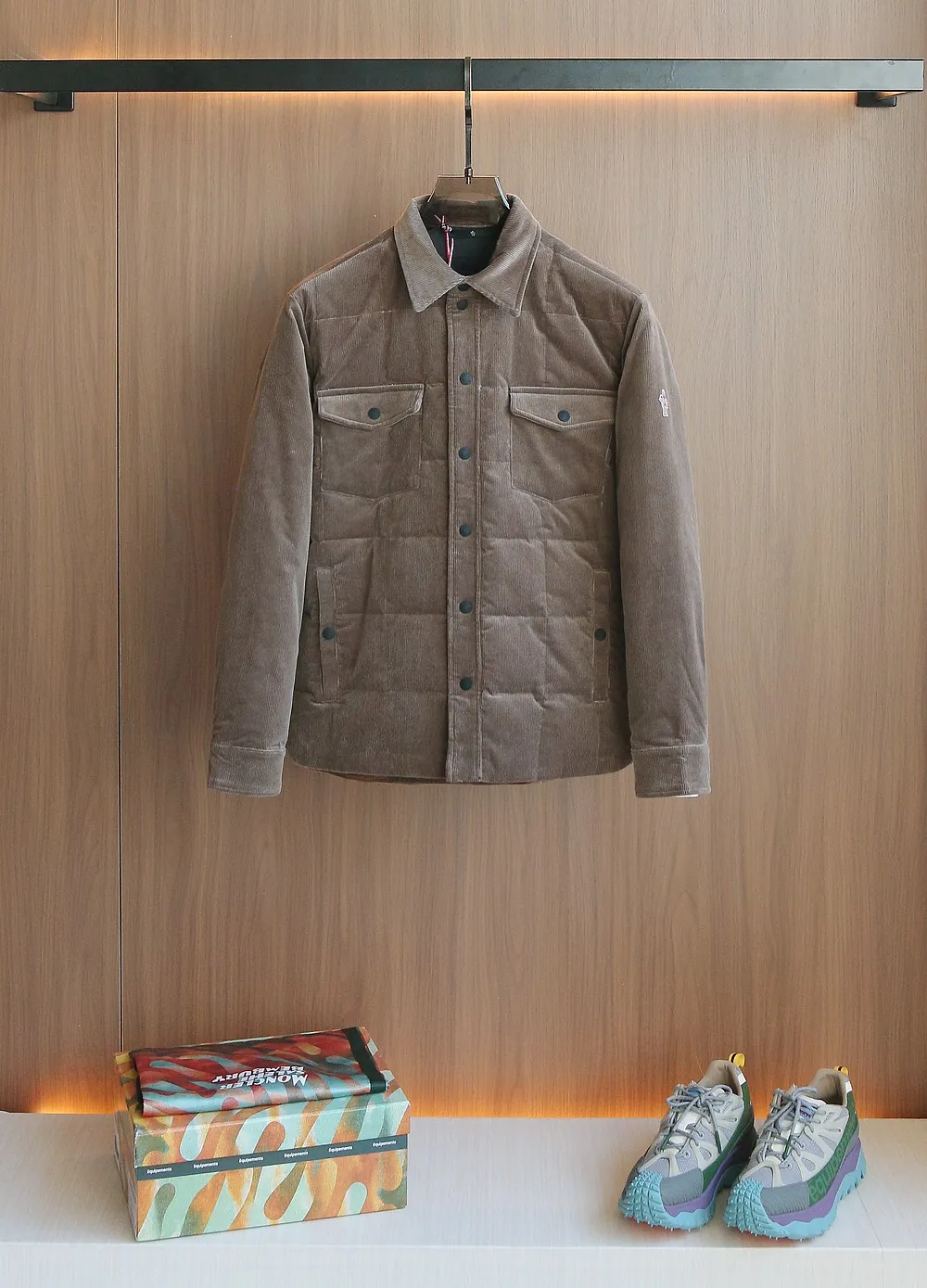 P1320 The same style as Moncler2025 official website, high-quality heavy new winter down jacket. Custom fabrics imported from France. Comfortable and lightweight quilting technology, corduroy lapel design, luxurious and connotative, with Italian lining, front double pocket design, super good fit. A down jacket is a must-have outerwear item in winter. Color: Black White Brown Size: 12345