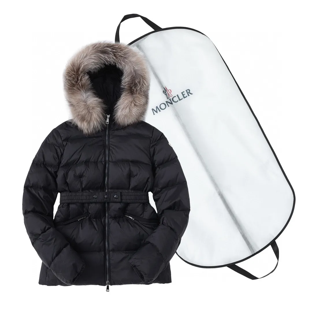 P1020 (with dust bag) MONCLER/moner hermifur series women's short heavy-crafted nylon down jacket. Jumpsuit hood with removable fox fox real fur collar, plated hardware die-cast zipper and invisible snap button front placket. Comes with original color belt and three-level snap button, which can be freely adjusted. There are four internal seams on both sides of the drawbar above the waist, making the waist slimmer and not bloated. Double-layer flap pockets with black painted snap buttons. All colors are matched with original color belts, three-level snap buttons, and the elasticity can be adjusted freely. The fabric is soft and comfortable, the velvet has good fluffiness, and the slim fit upper body is light, neat, warm, and not bloated. Color: White/Black Size: 1/2/3/4