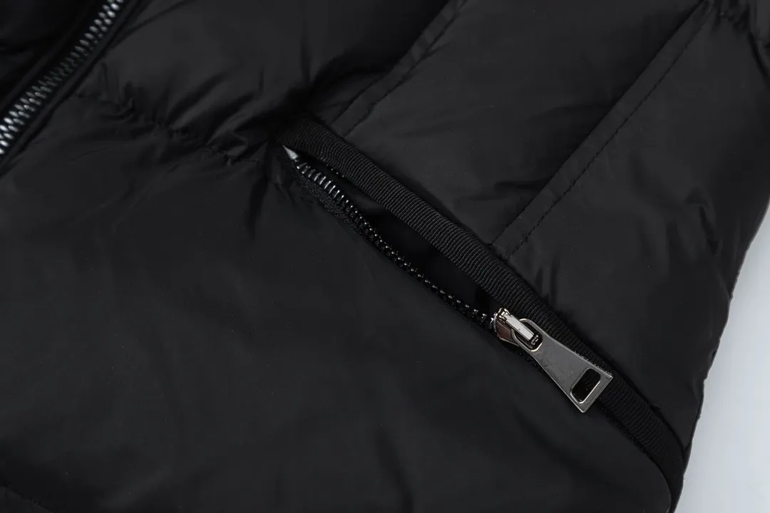 P1020 (with dust bag) MONCLER/moner hermifur series women's short heavy-crafted nylon down jacket. Jumpsuit hood with removable fox fox real fur collar, plated hardware die-cast zipper and invisible snap button front placket. Comes with original color belt and three-level snap button, which can be freely adjusted. There are four internal seams on both sides of the drawbar above the waist, making the waist slimmer and not bloated. Double-layer flap pockets with black painted snap buttons. All colors are matched with original color belts, three-level snap buttons, and the elasticity can be adjusted freely. The fabric is soft and comfortable, the velvet has good fluffiness, and the slim fit upper body is light, neat, warm, and not bloated. Color: White/Black Size: 1/2/3/4