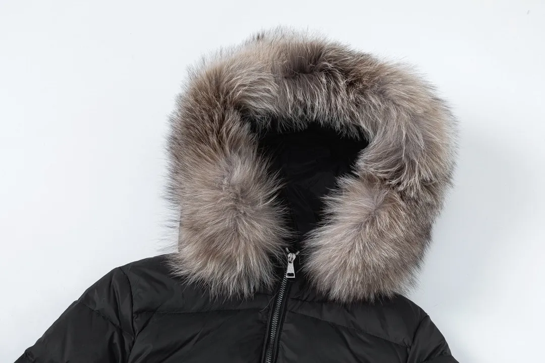 P1020 (with dust bag) MONCLER/moner hermifur series women's short heavy-crafted nylon down jacket. Jumpsuit hood with removable fox fox real fur collar, plated hardware die-cast zipper and invisible snap button front placket. Comes with original color belt and three-level snap button, which can be freely adjusted. There are four internal seams on both sides of the drawbar above the waist, making the waist slimmer and not bloated. Double-layer flap pockets with black painted snap buttons. All colors are matched with original color belts, three-level snap buttons, and the elasticity can be adjusted freely. The fabric is soft and comfortable, the velvet has good fluffiness, and the slim fit upper body is light, neat, warm, and not bloated. Color: White/Black Size: 1/2/3/4