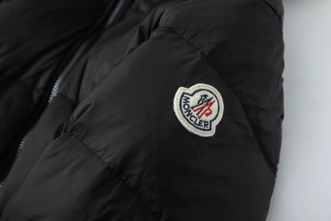 P1020 (with dust bag) MONCLER/moner hermifur series women's short heavy-crafted nylon down jacket. Jumpsuit hood with removable fox fox real fur collar, plated hardware die-cast zipper and invisible snap button front placket. Comes with original color belt and three-level snap button, which can be freely adjusted. There are four internal seams on both sides of the drawbar above the waist, making the waist slimmer and not bloated. Double-layer flap pockets with black painted snap buttons. All colors are matched with original color belts, three-level snap buttons, and the elasticity can be adjusted freely. The fabric is soft and comfortable, the velvet has good fluffiness, and the slim fit upper body is light, neat, warm, and not bloated. Color: White/Black Size: 1/2/3/4